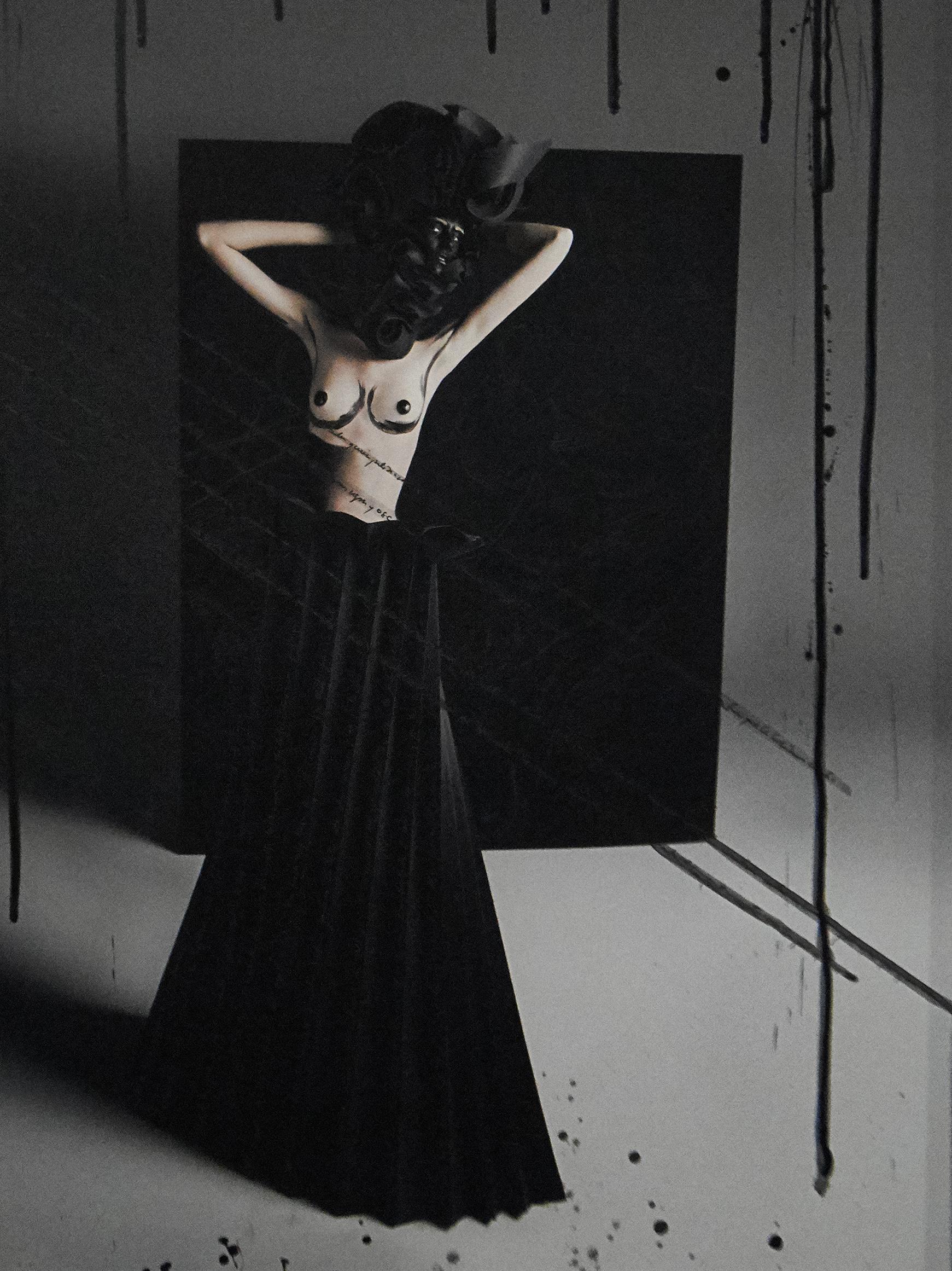 Teresa con falda origami negra. Fotografía intervenida montada sobre aluminio - Photograph Otro estilo de arte de Efren Isaza