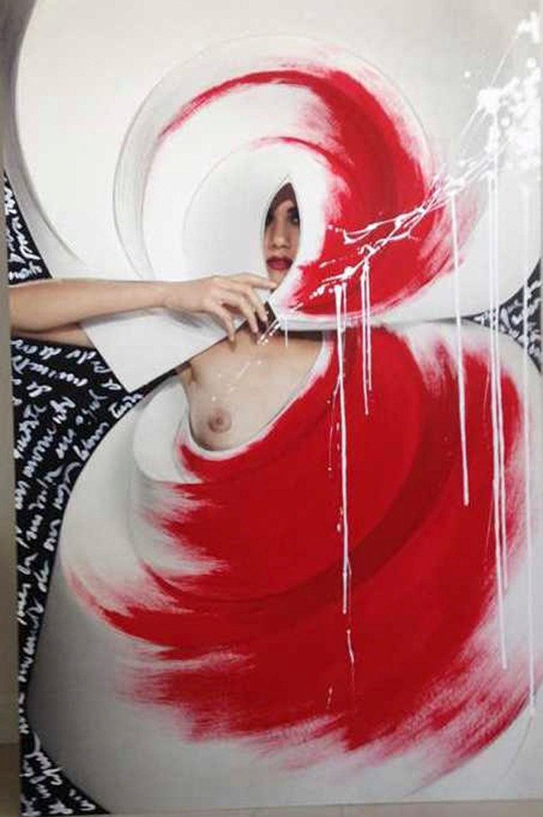 Farb Origami Spiral I, Intervenierte Fotografie auf Aluminium montiert – Painting von Efren Isaza