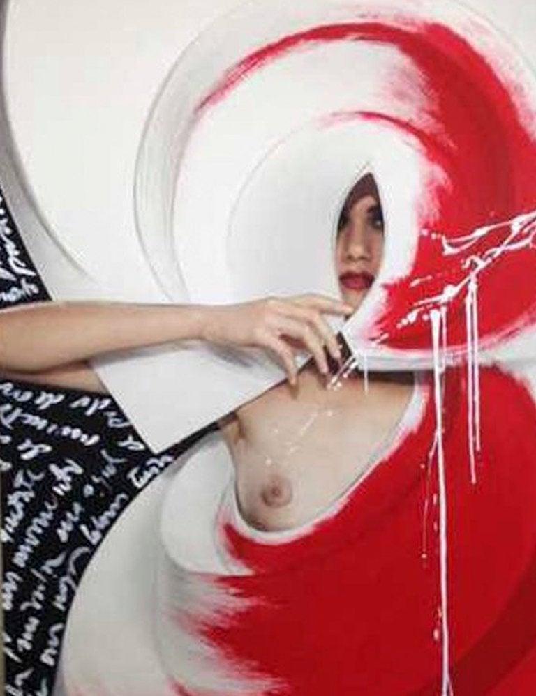 Farb Origami Spiral I, Intervenierte Fotografie auf Aluminium montiert (Beige), Nude Painting, von Efren Isaza