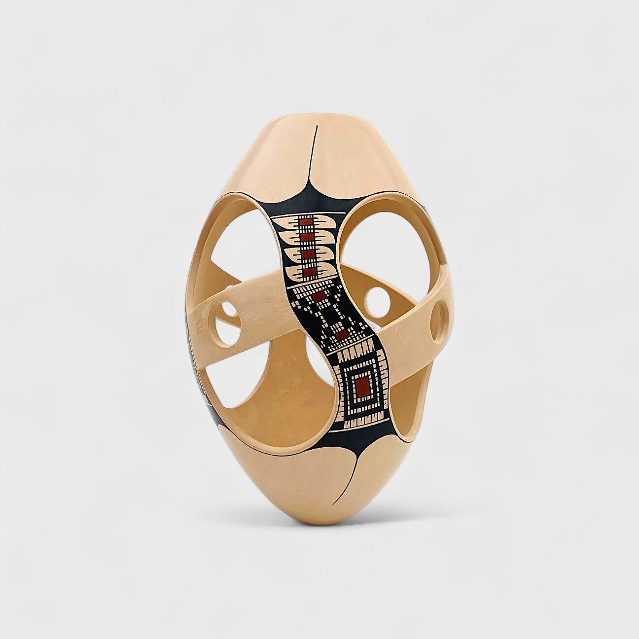EFREN QUEZADA BEIGE SWIRL VASE - Sculpture by Efren Quezada