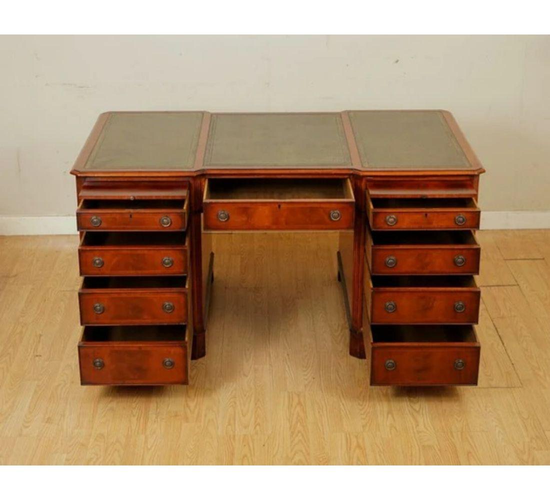 E.G Hudson vollständig restaurierter Schreibtisch mit zwei Sockeln und grüner Lederplatte (Regency) im Angebot