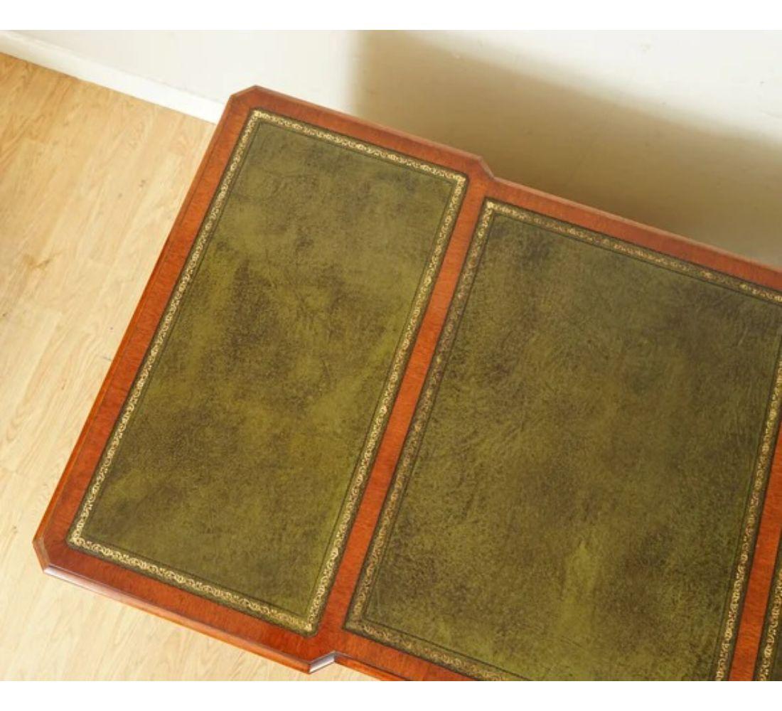 E.G. Hudson Escritorio de dos cajones totalmente restaurado con tablero de cuero verde siglo XX en venta