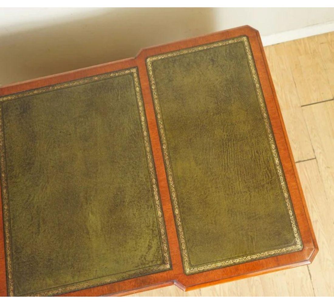 E.G. Hudson Escritorio de dos cajones totalmente restaurado con tablero de cuero verde Cuero en venta