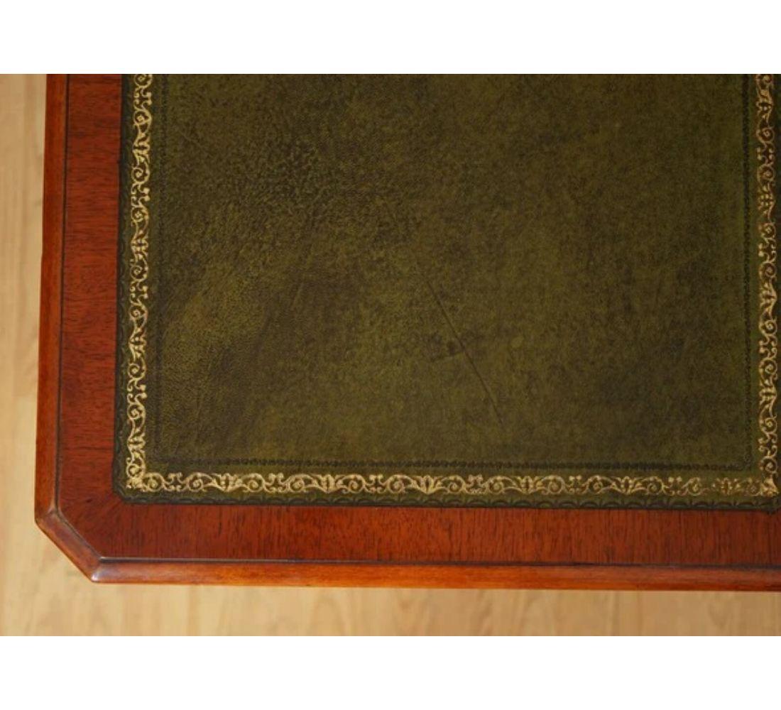 E.G Hudson vollständig restaurierter Schreibtisch mit zwei Sockeln und grüner Lederplatte im Angebot 2