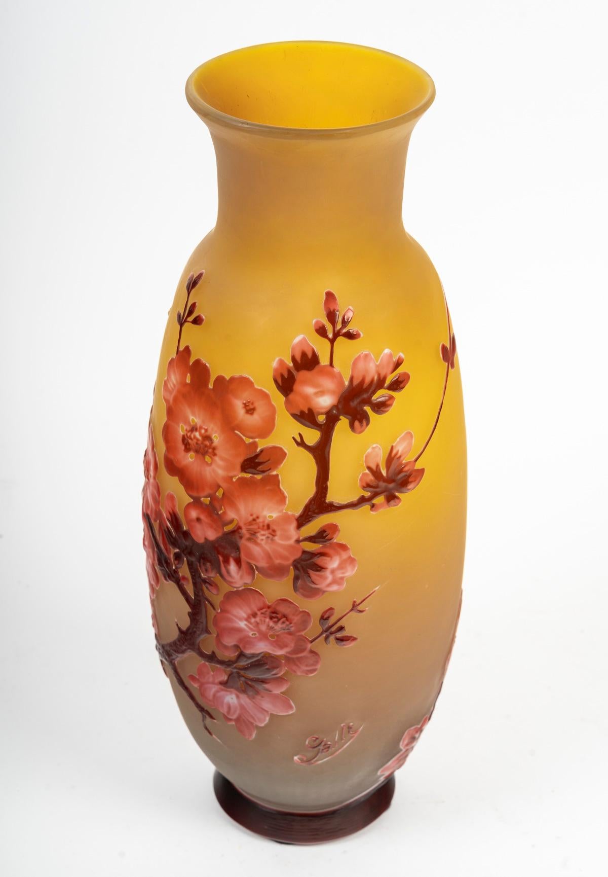 Émile Gallé (1846-1904)
Jarrón francés Art Nouveau de vidrio soplado con molde camafeo 