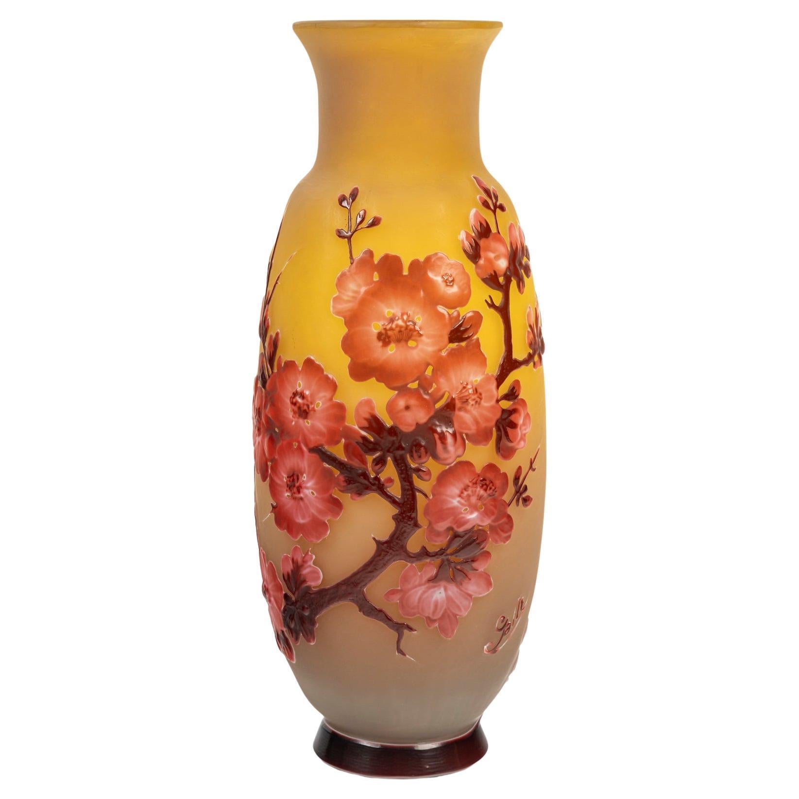 E.Gallé (1846-1904)  "Fleurs de Pommier "Jarrón de cristal soufflé hacia 1910 en venta