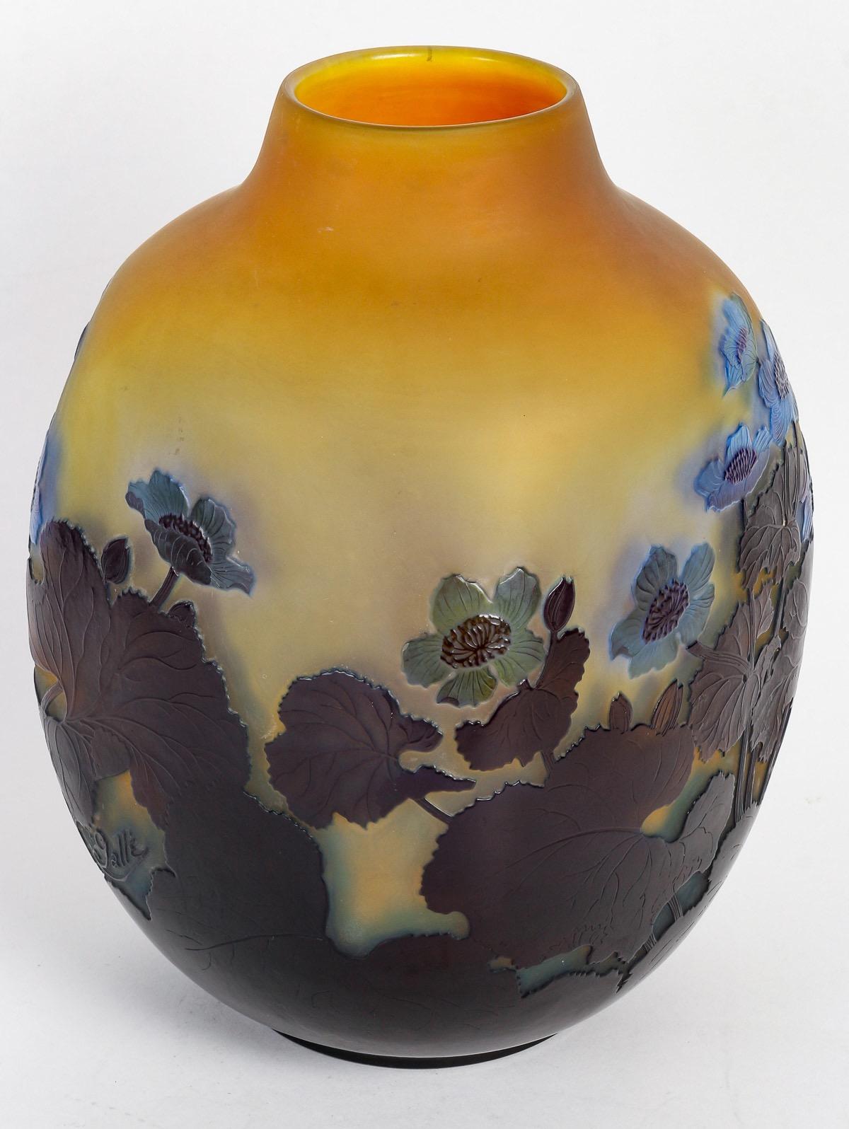 E.Gallé (1846-1904) French Art Nouveau Cameo Glass Vase « Anemones» circa 1900 In Good Condition For Sale In Saint-Ouen, FR