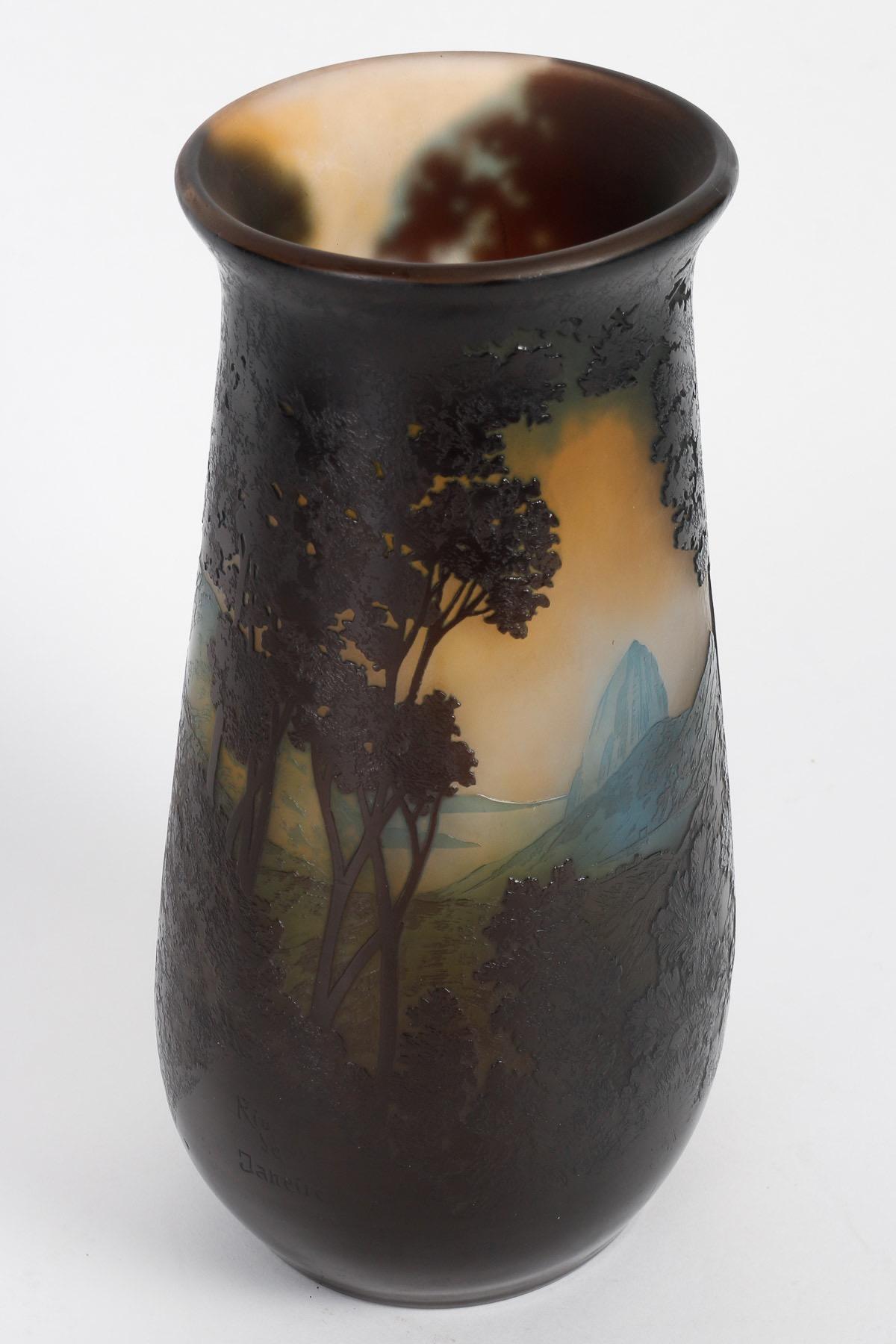 E.Gallé (1846-1904) French Art Nouveau Caméo Glass Vase « Rio de Janeiro » c In Good Condition In Saint-Ouen, FR