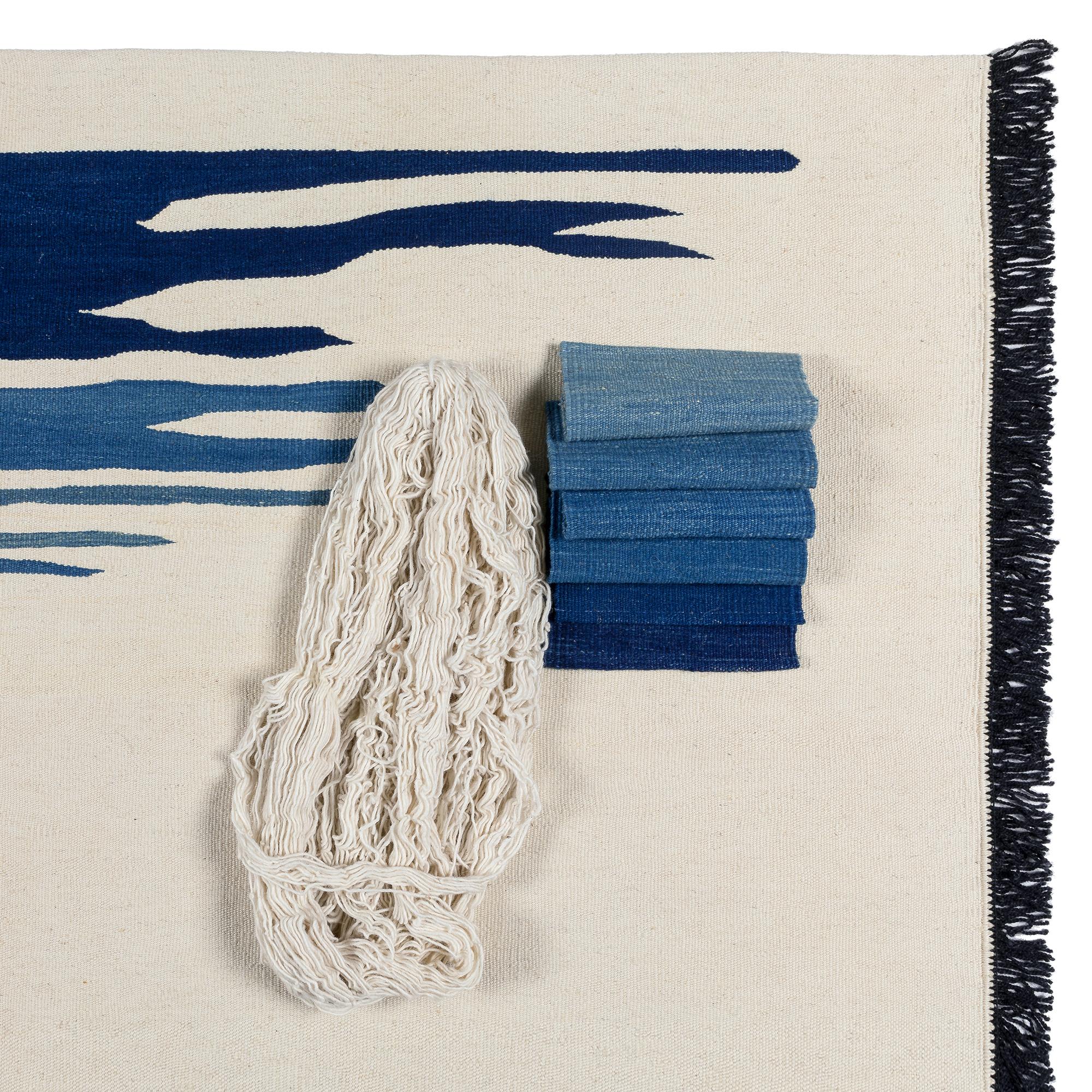 Ege No 1 Zeitgenössischer moderner Kelim-Teppich aus handgewebter Wolle in Dune Weiß und Blau (Moderne) im Angebot