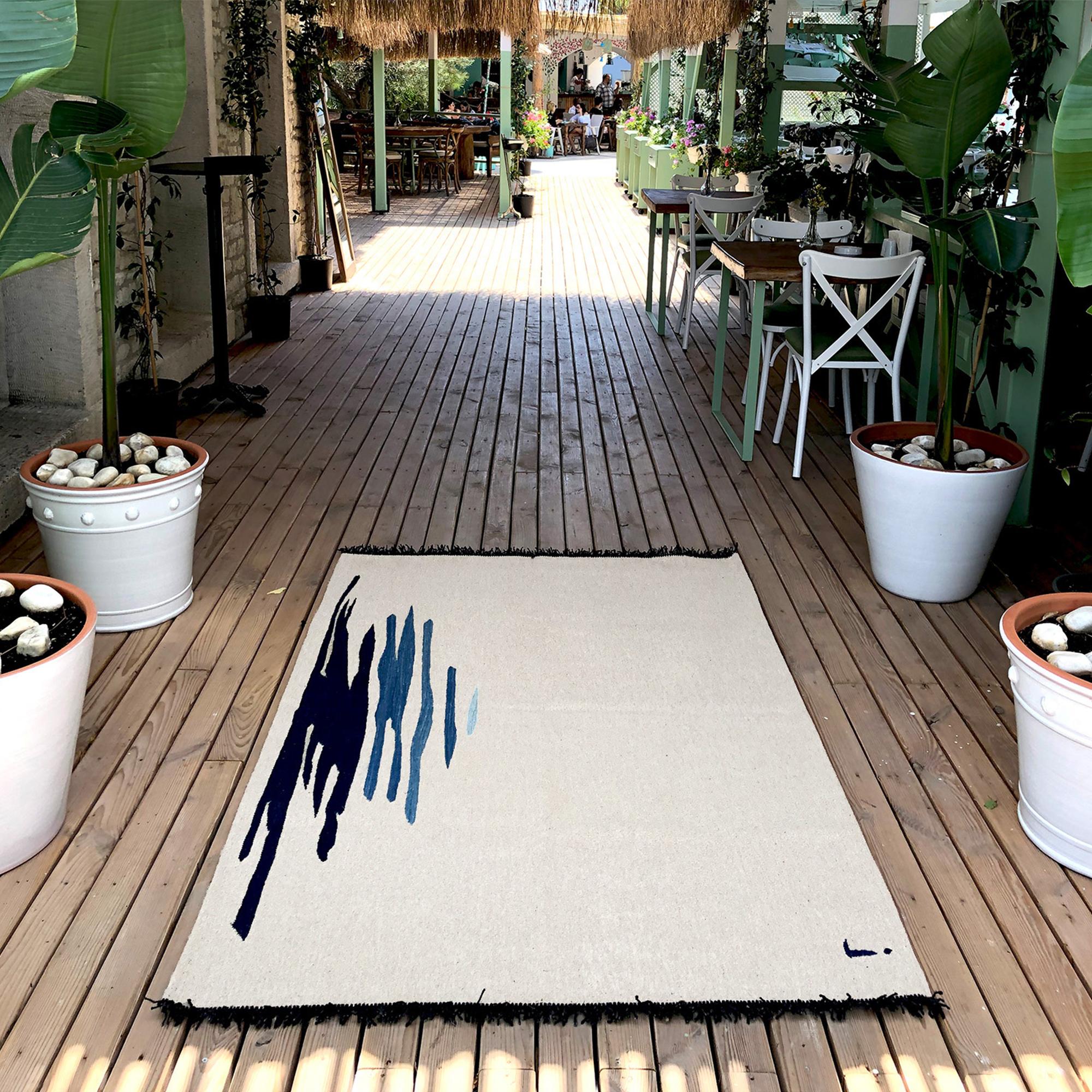 Ege No 1 Zeitgenössischer moderner Kelim-Teppich aus handgewebter Wolle in Dune Weiß und Blau (Handgewebt) im Angebot