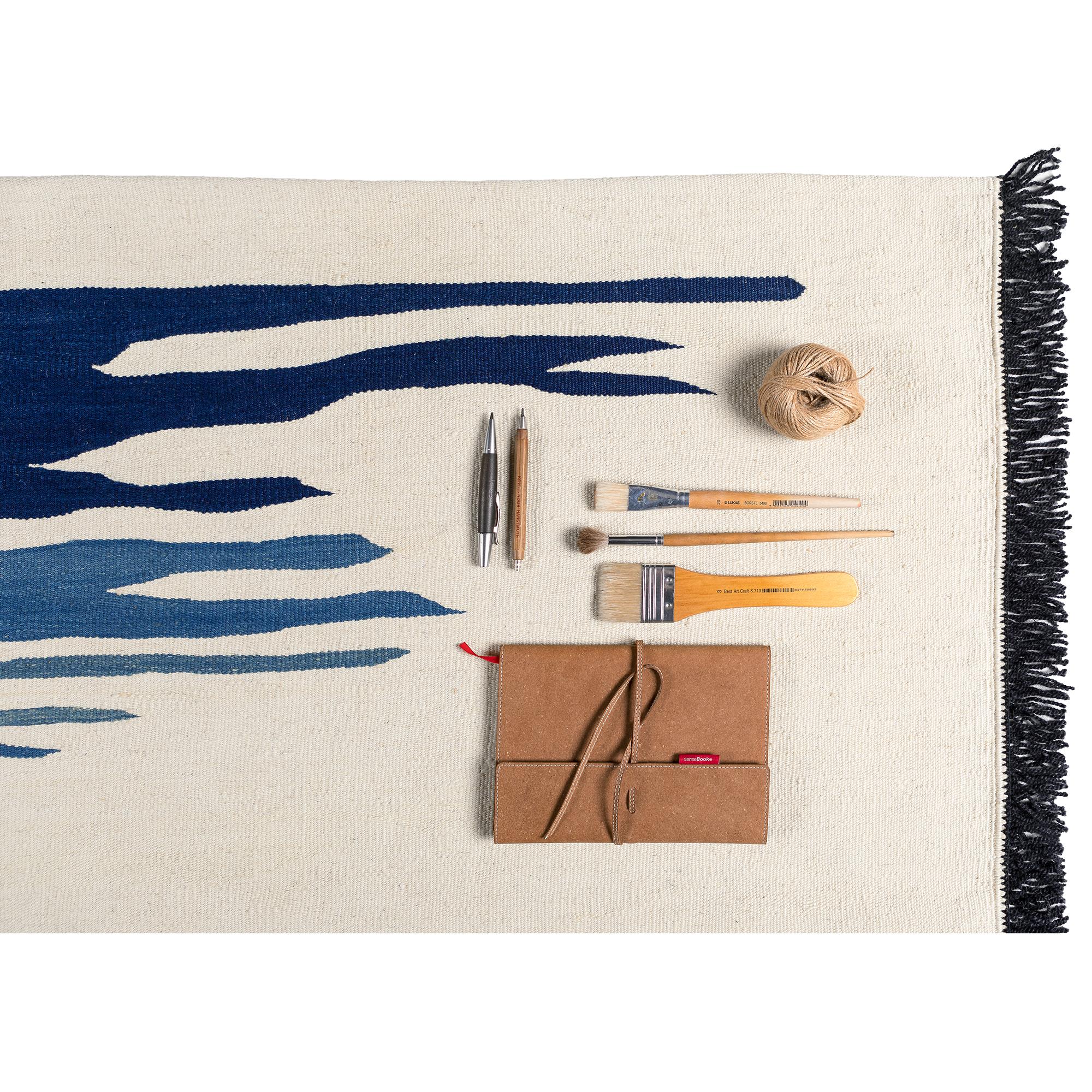 Ege No 1 Zeitgenössischer moderner Kelim-Teppich aus handgewebter Wolle in Dune Weiß und Blau im Zustand „Neu“ im Angebot in Istanbul, TR