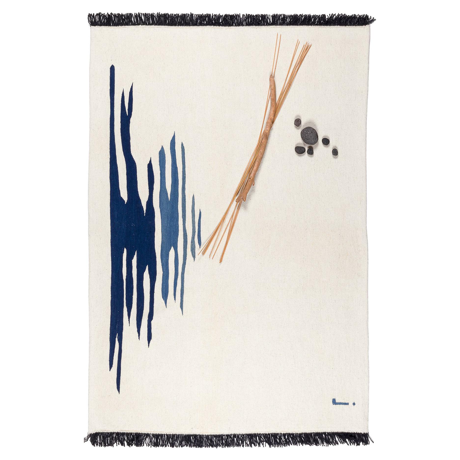 Ege No 1 Zeitgenössischer moderner Kelim-Teppich aus handgewebter Wolle in Dune Weiß und Blau im Angebot