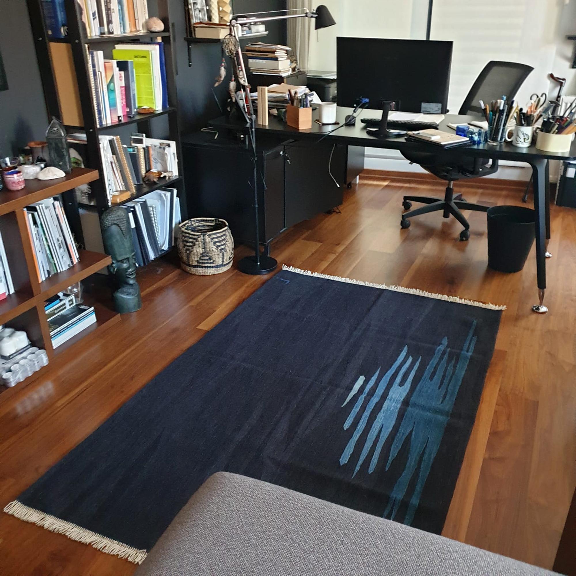 Ege No 1 Zeitgenössischer moderner Kelim-Teppich aus handgewebter Wolle in Mitternachtsblau (Türkisch) im Angebot