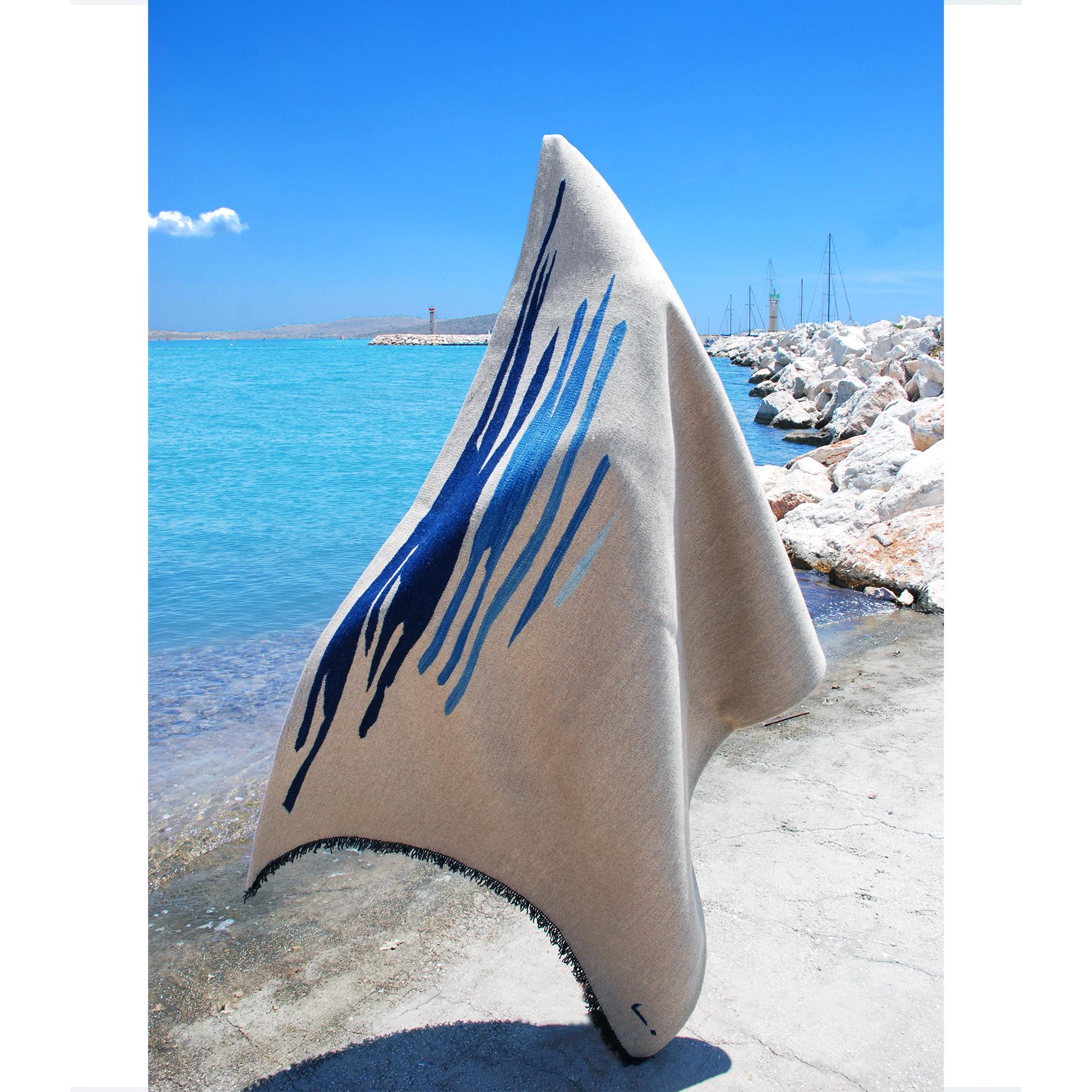 Le tapis kilim Ege No 1 fait partie d'une série de kilims qui reflètent une admiration pour l'expressivité visuelle et émotionnelle de la surface de la mer, avec ses mouvements fluides et ses reflets de couleurs qui créent un effet relaxant sur la