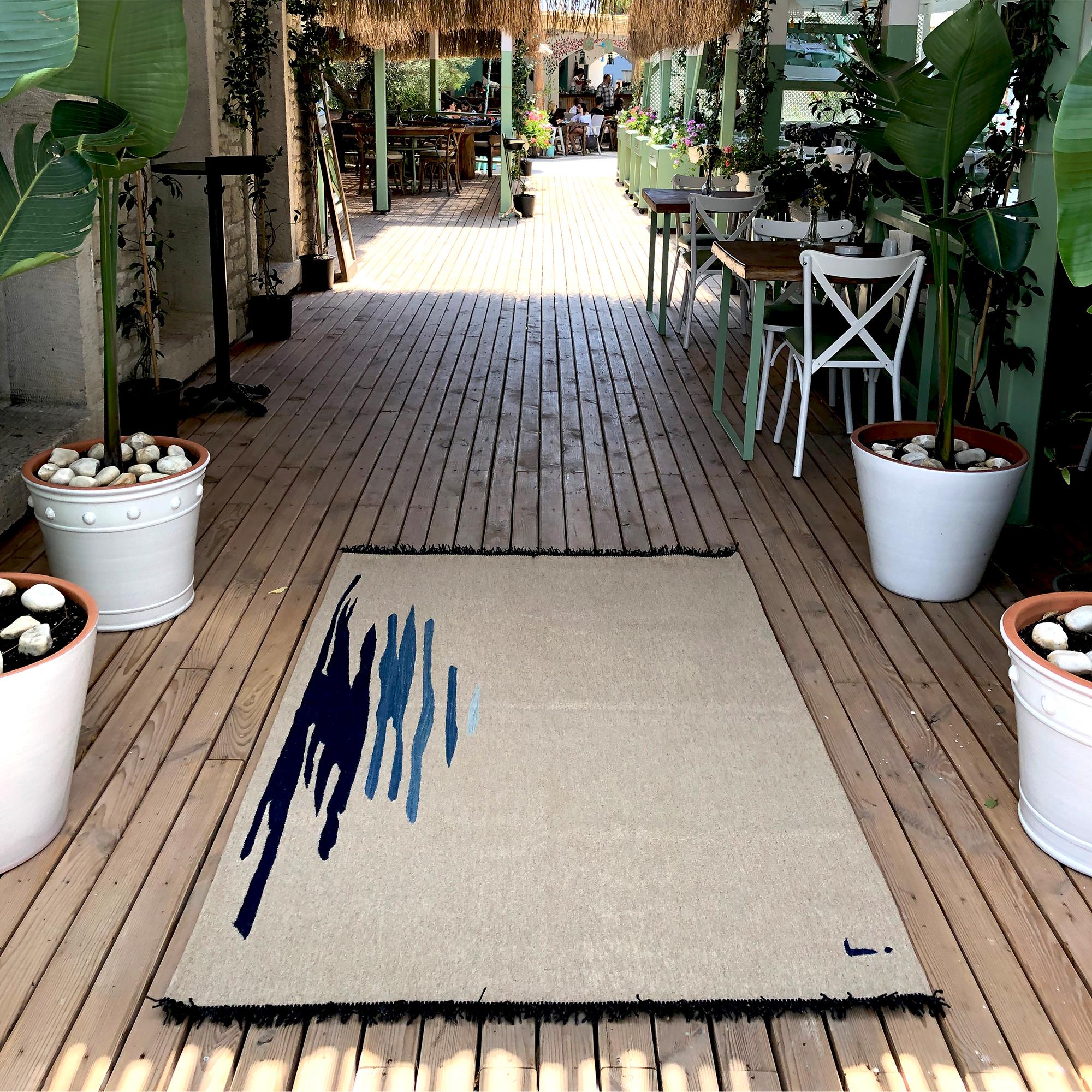 Ege No 1 Zeitgenössischer moderner Kelim-Teppich aus handgewebter Wolle in Sand und Blau (Moderne) im Angebot