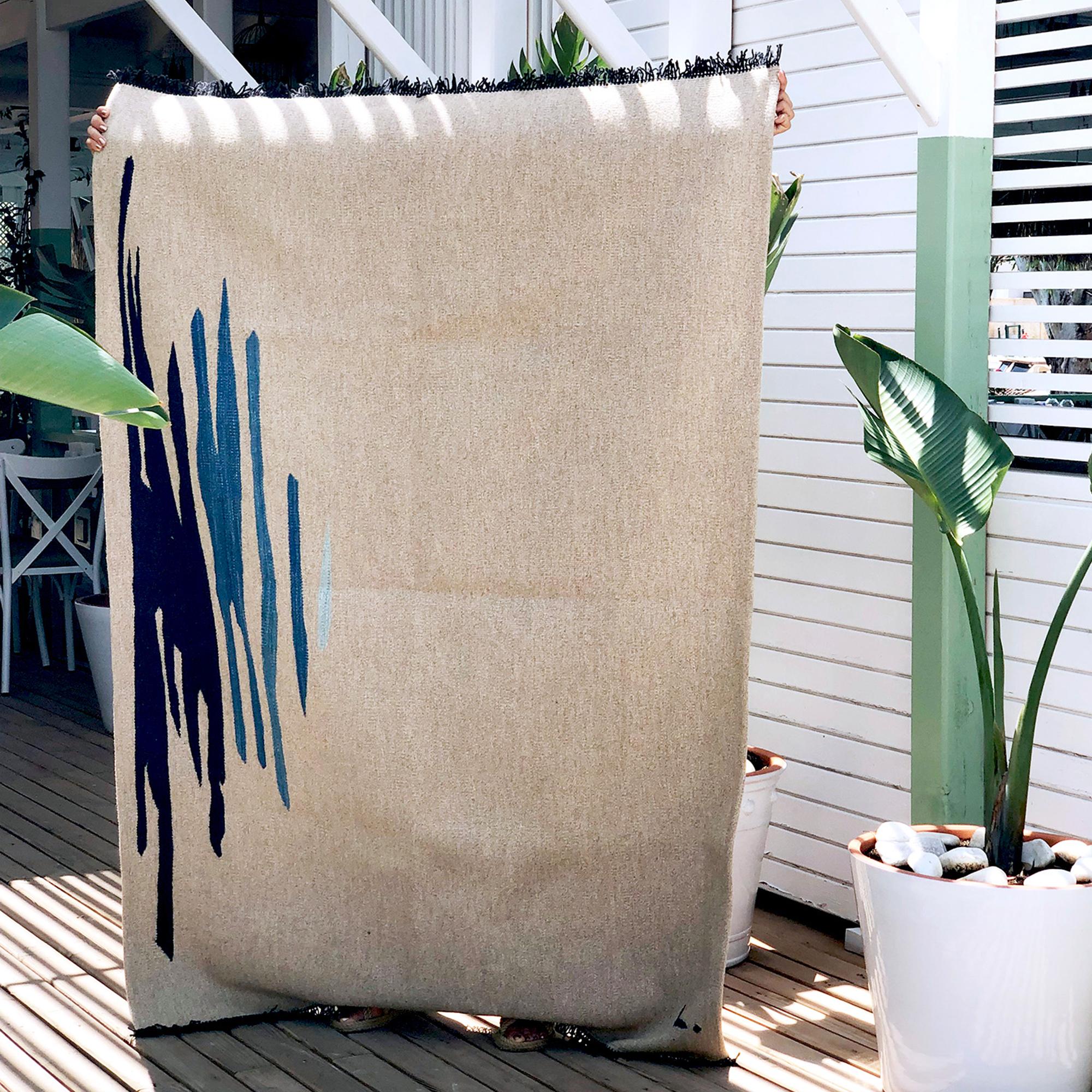 Ege No 1 Zeitgenössischer moderner Kelim-Teppich aus handgewebter Wolle in Sand und Blau (Türkisch) im Angebot