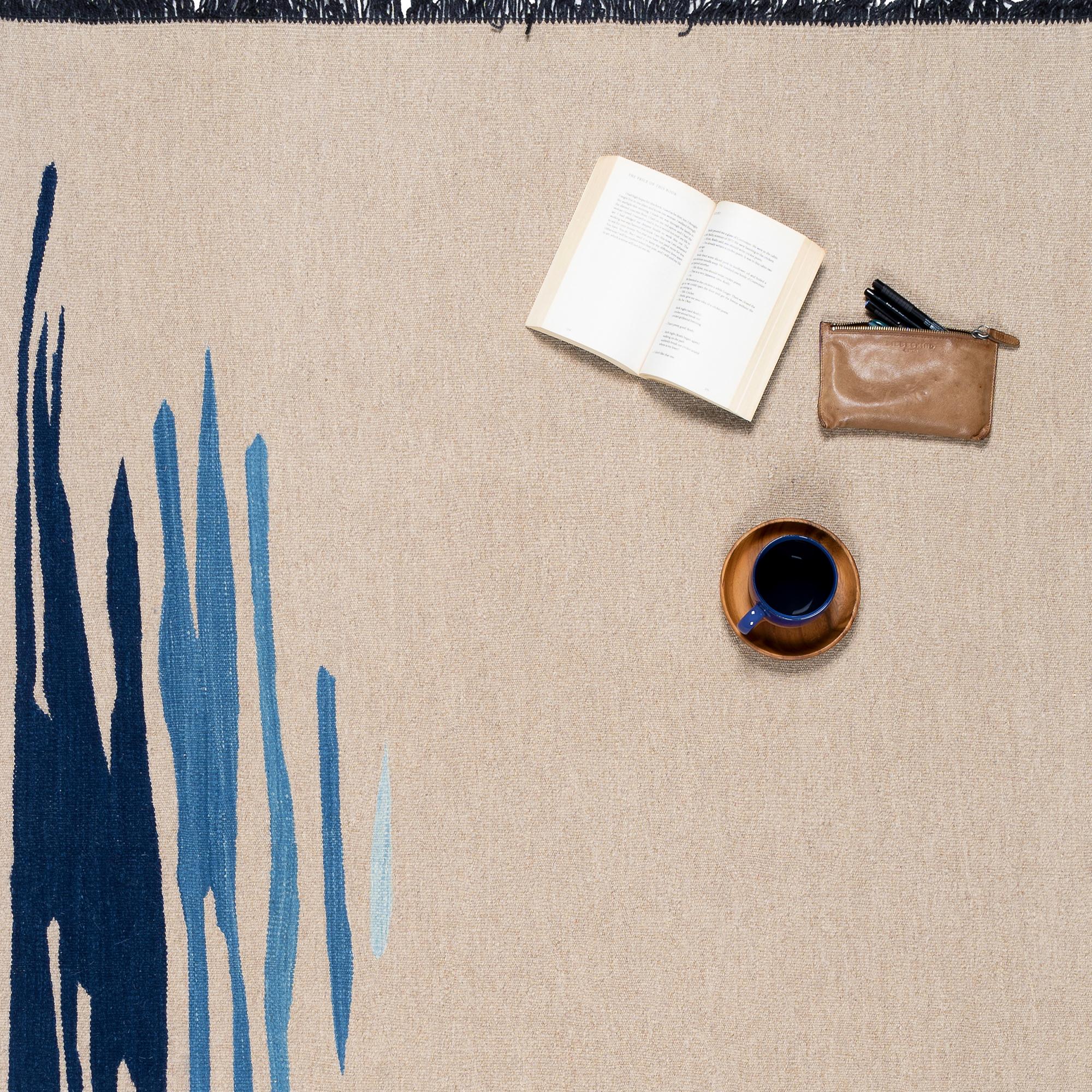 Tissé à la main Tapis Kilim moderne contemporain Ege No 1 en laine tissé à la main, sable et bleu en vente