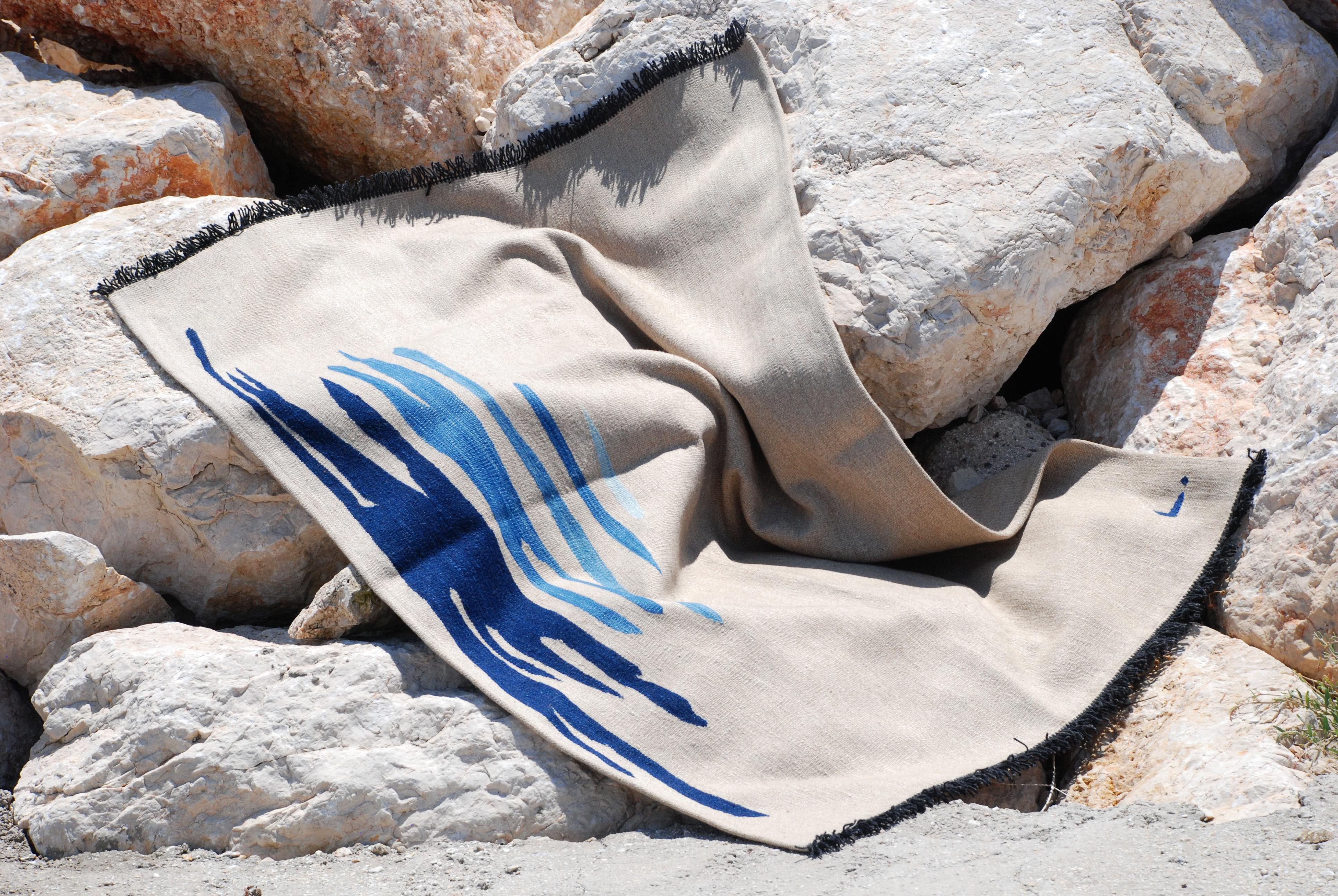 Ege No 1 Zeitgenössischer moderner Kelim-Teppich aus handgewebter Wolle in Sand und Blau im Zustand „Neu“ im Angebot in Istanbul, TR