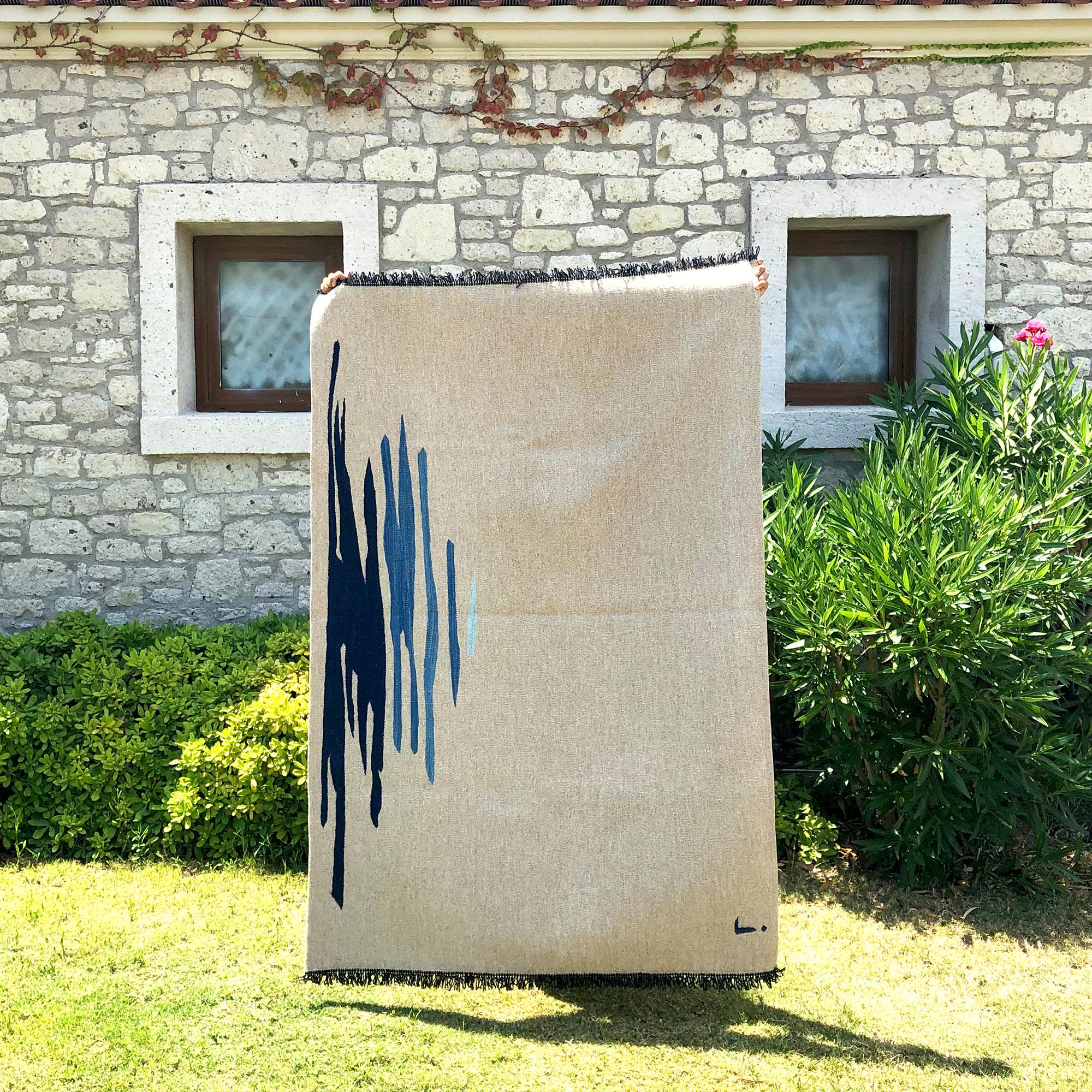 XXIe siècle et contemporain Tapis Kilim moderne contemporain Ege No 1 en laine tissé à la main, sable et bleu en vente