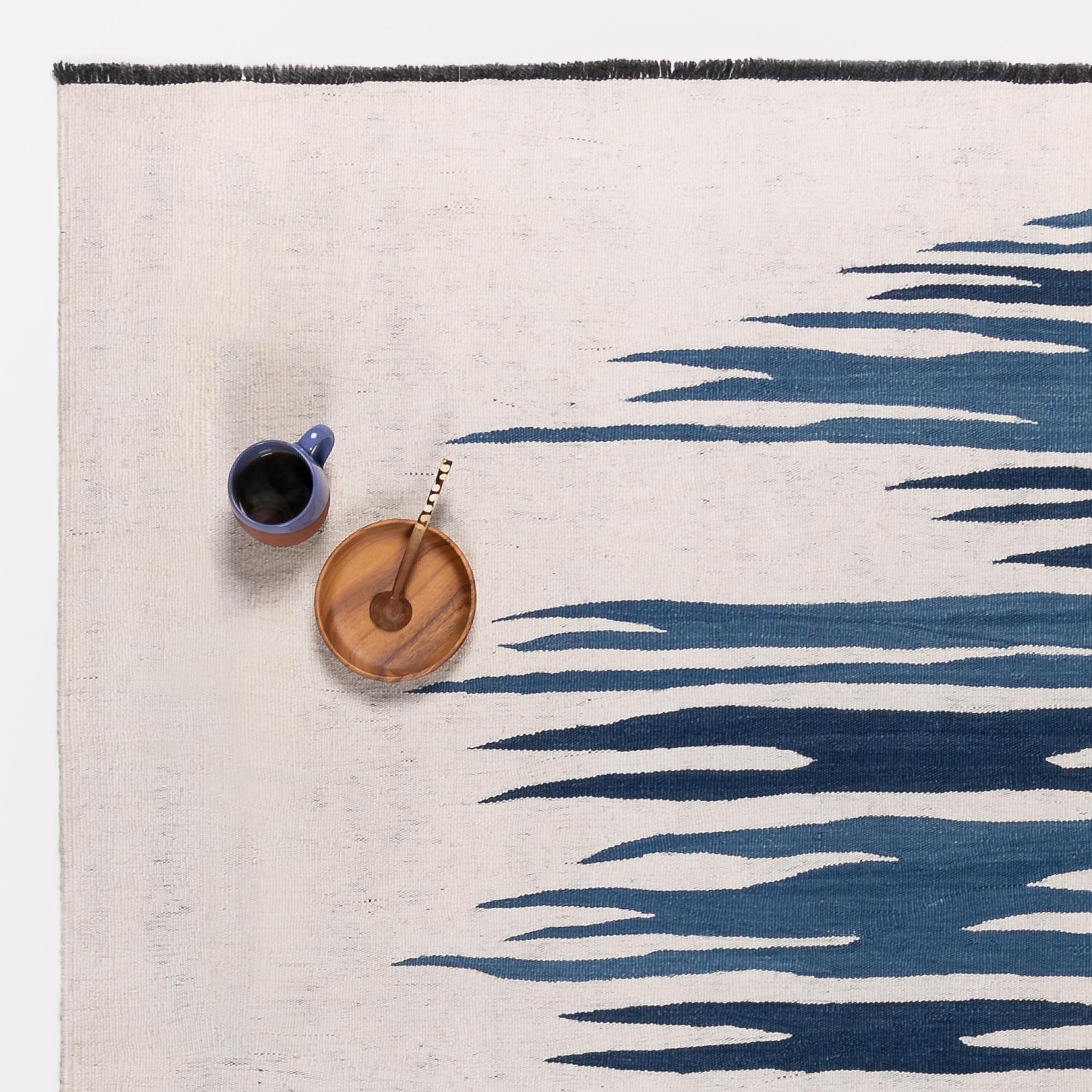 Turc Tapis Kilim moderne contemporain Ege No 2 en laine tissé à la main Dune Blanc et Bleu en vente