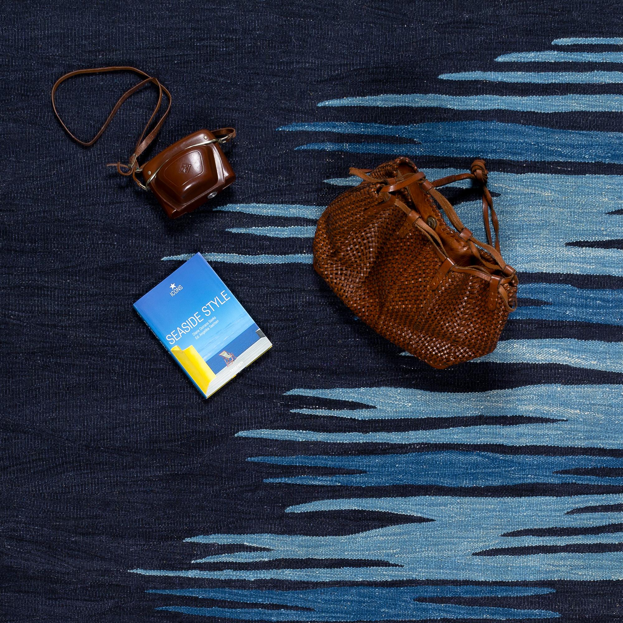 Ege No 2 Zeitgenössischer moderner Kelim-Teppich aus handgewebter Wolle in Dune Weiß und Blau (21. Jahrhundert und zeitgenössisch) im Angebot