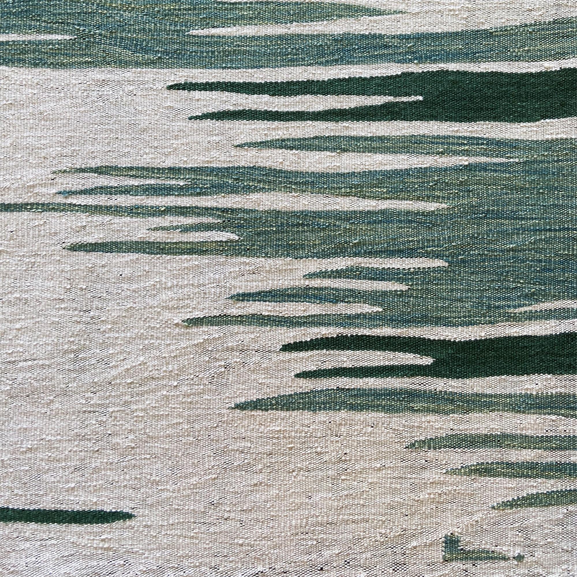 Ege No 2 Zeitgenössischer moderner Kelim-Teppich, handgewebte Wolle in Dune Weiß und Grün (Moderne) im Angebot