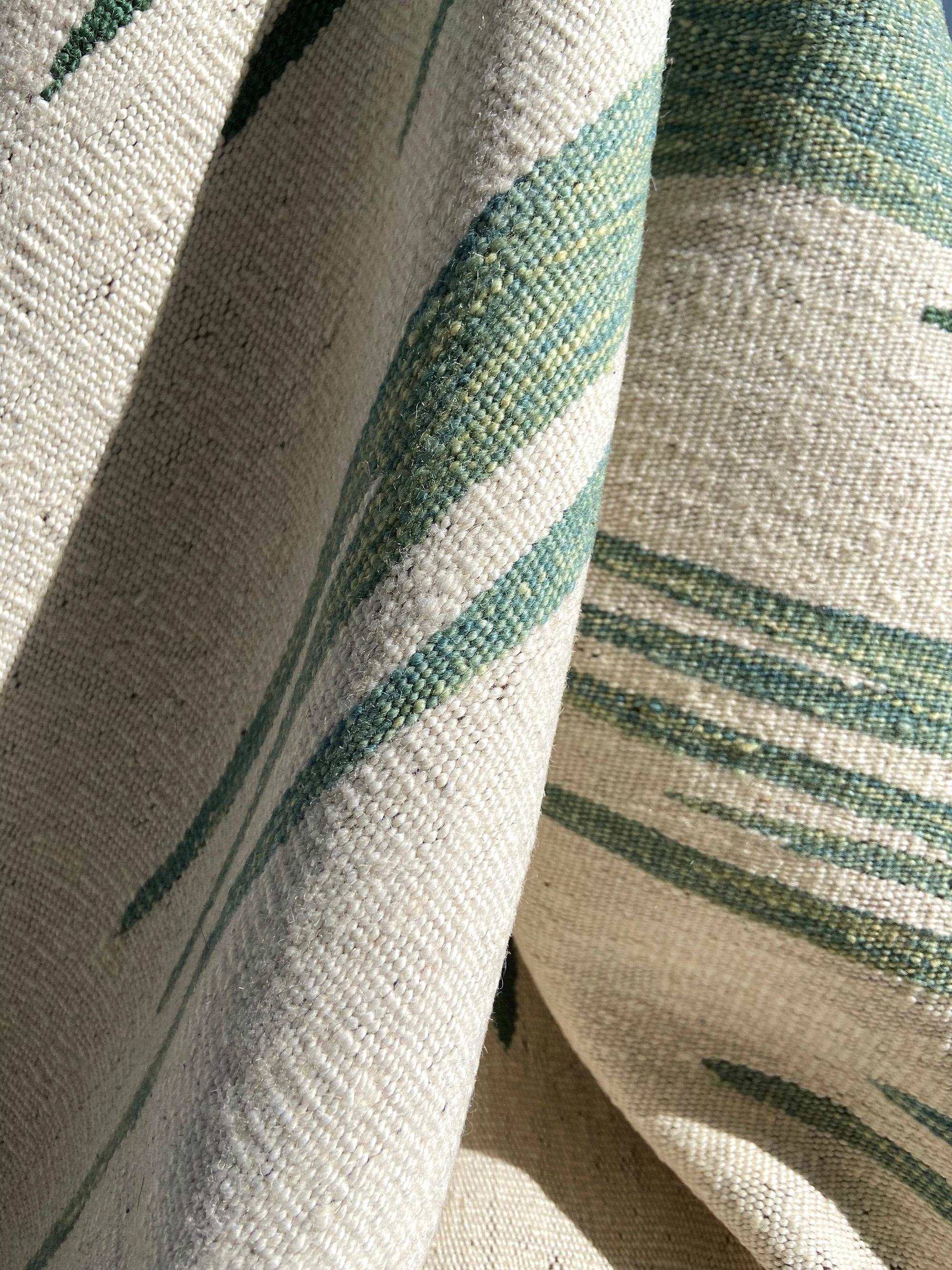 Ege No 2 Zeitgenössischer moderner Kelim-Teppich, handgewebte Wolle in Dune Weiß und Grün (Handgewebt) im Angebot