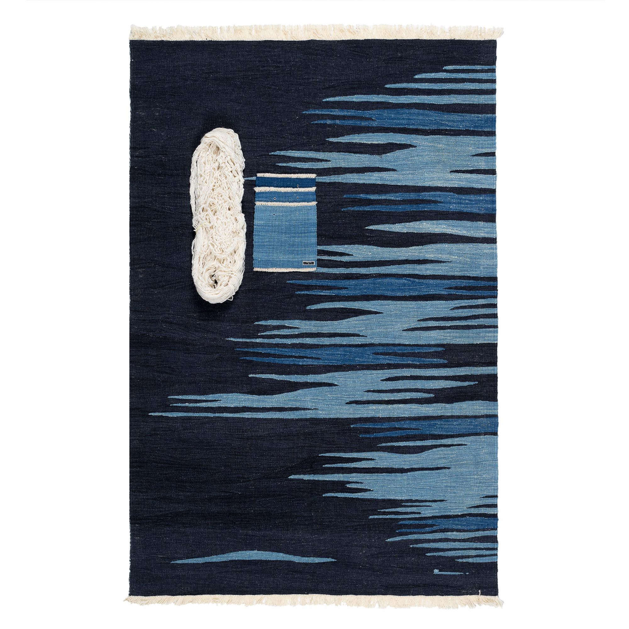 Ege No 2 Zeitgenössischer moderner Kelim-Teppich aus handgewebter Wolle in Mitternachtsblau (Moderne) im Angebot