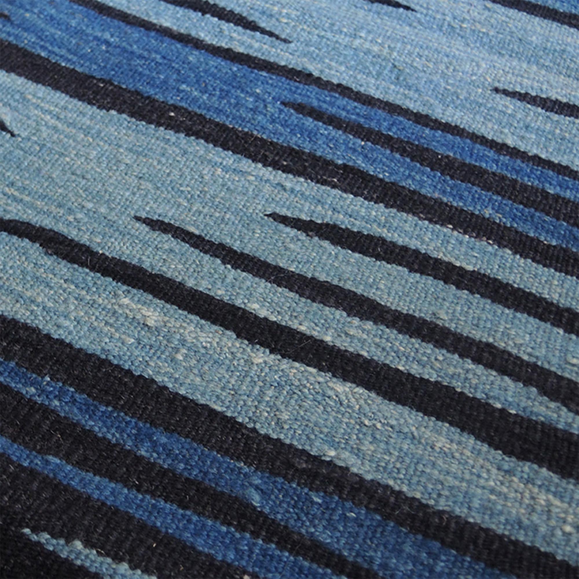 Ege No 2 Zeitgenössischer moderner Kelim-Teppich aus handgewebter Wolle in Mitternachtsblau (Handgewebt) im Angebot