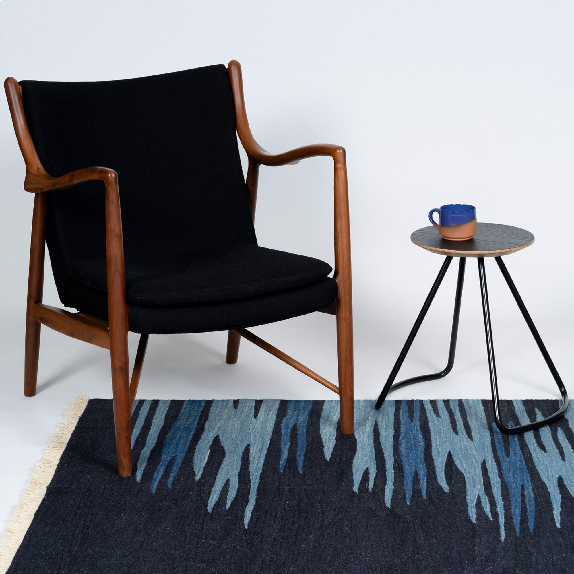 Ege No 2 Zeitgenössischer moderner Kelim-Teppich aus handgewebter Wolle in Mitternachtsblau im Zustand „Neu“ im Angebot in Istanbul, TR