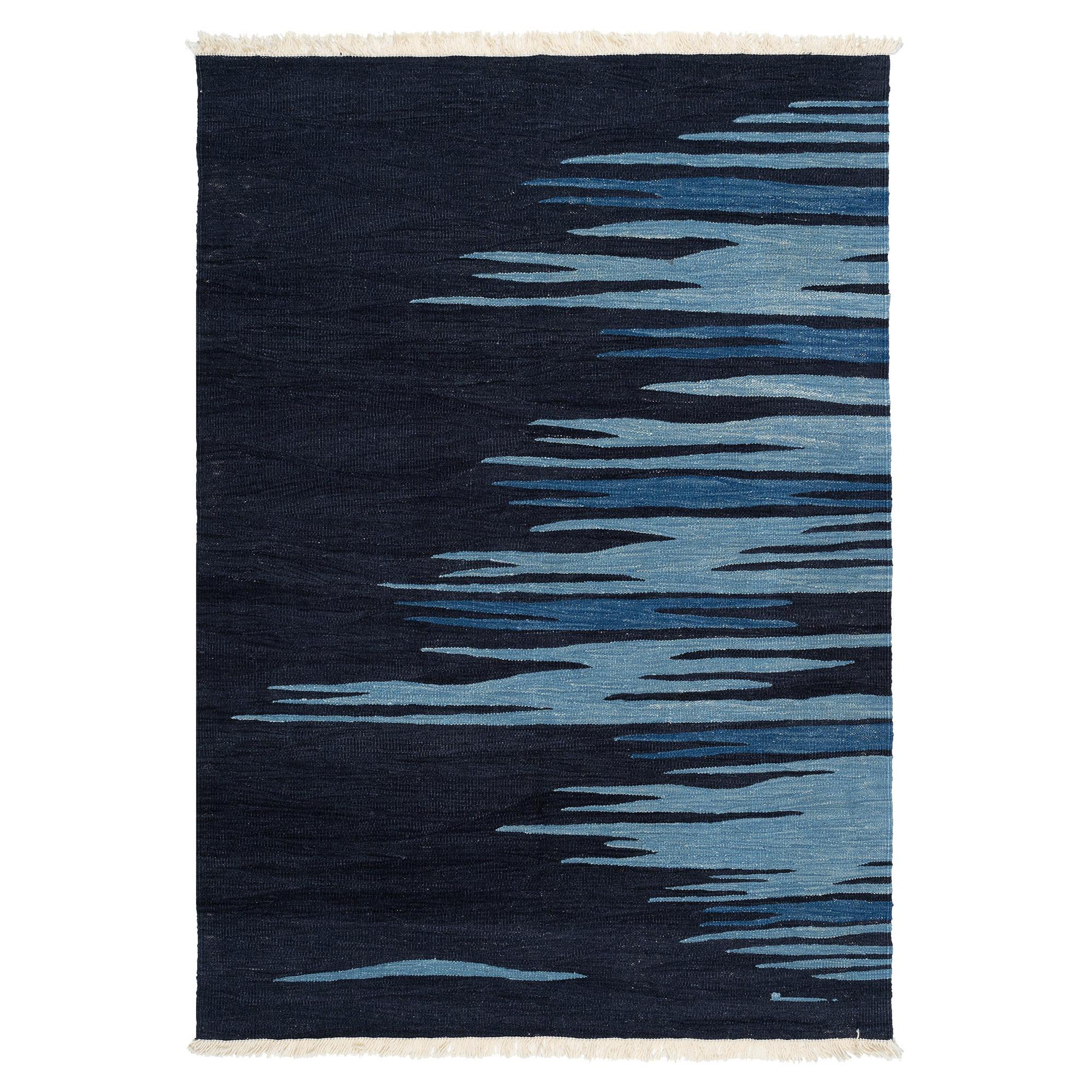 Ege No 2 Zeitgenössischer moderner Kelim-Teppich aus handgewebter Wolle in Mitternachtsblau im Angebot