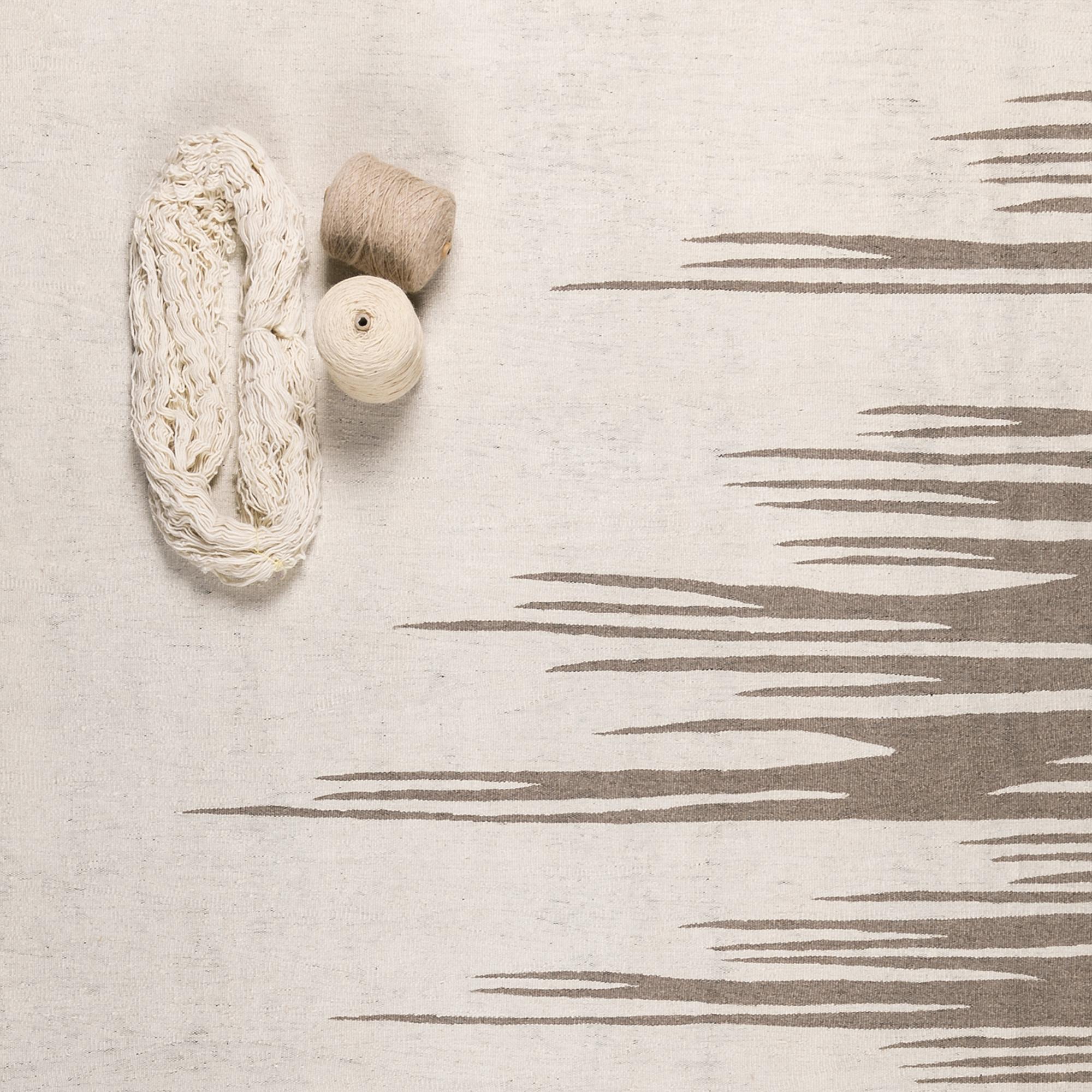 Ege No 3 Zeitgenössischer Kelim-Teppich aus handgewebter Wolle in Dune White und Erdgrau (Moderne) im Angebot