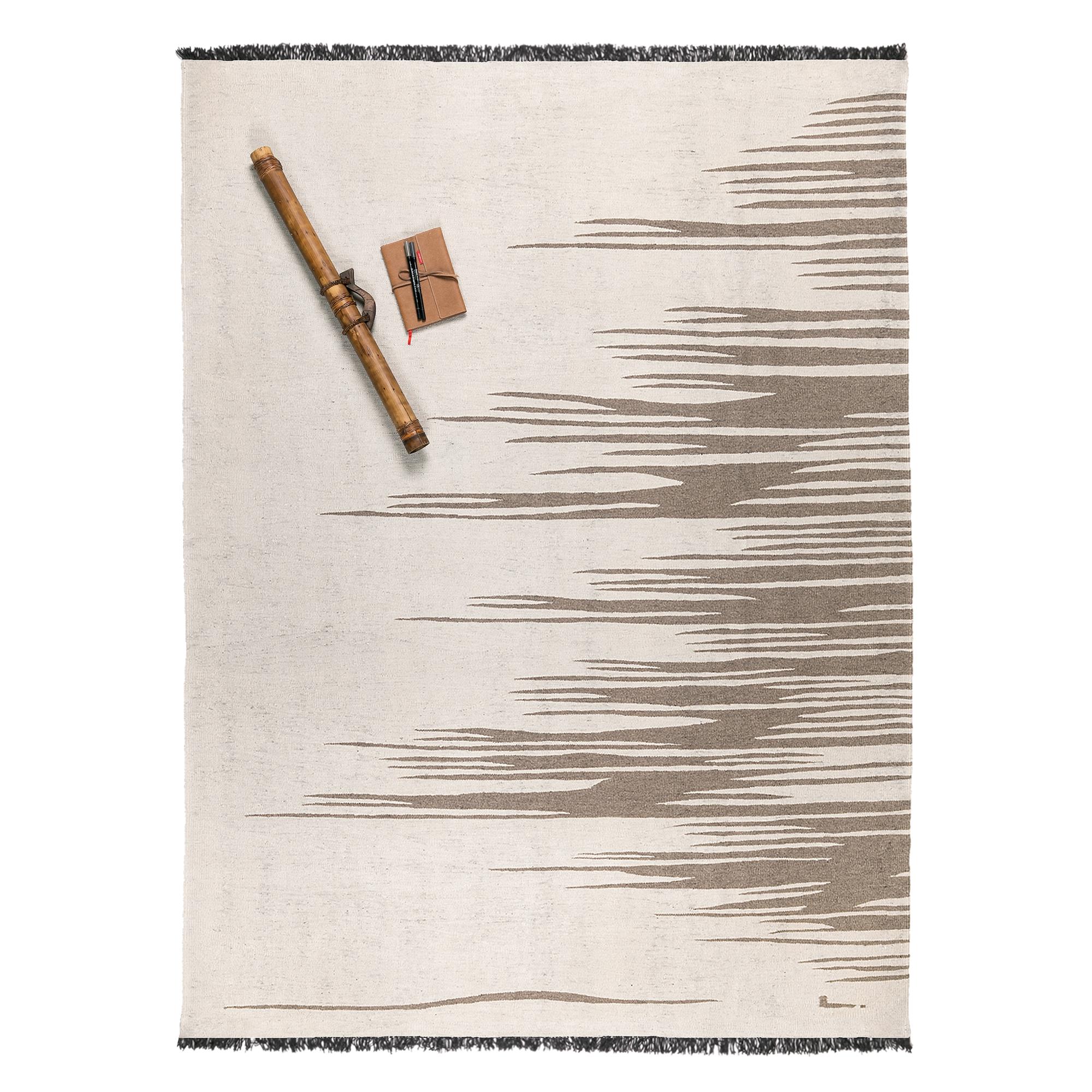 Ege No 3 Zeitgenössischer Kelim-Teppich aus handgewebter Wolle in Dune White und Erdgrau (Türkisch) im Angebot