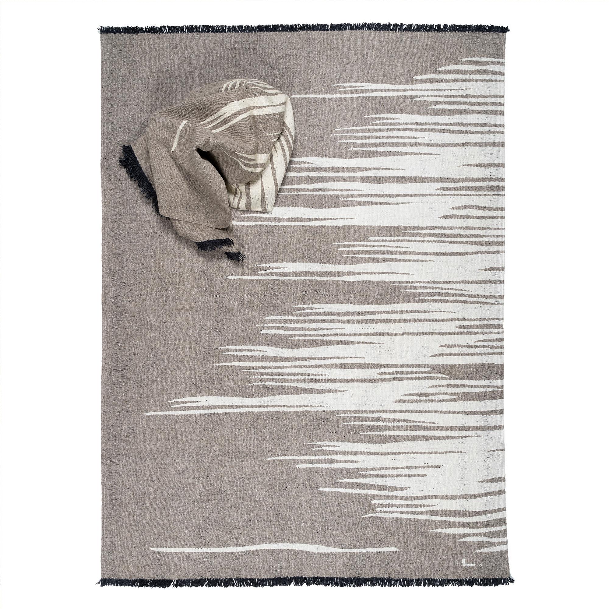 Ege No 3 Zeitgenössischer Kelim-Teppich aus handgewebter Wolle in Erdgrau und Dune White (Handgewebt) im Angebot
