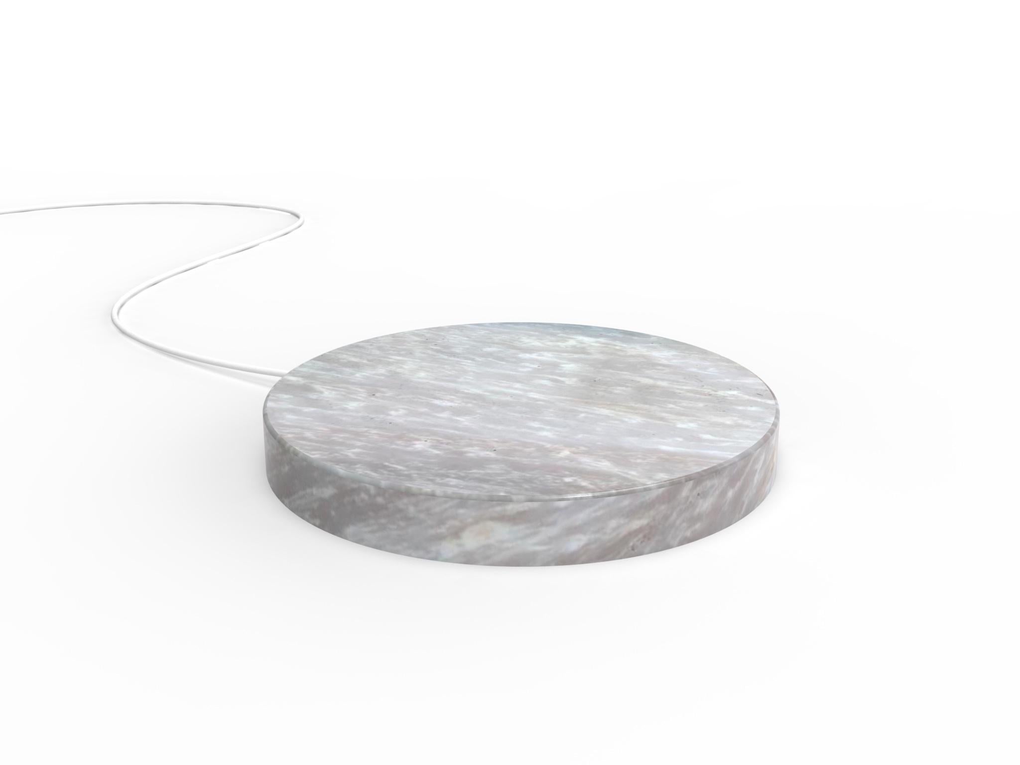 Une base en marbre,
qui rechargent rapidement votre téléphone, avec une touche de magie.
 
Un cercle, 
une pierre, 
réalisé avec le soin que requiert le marbre.

Une puissante technologie de recharge sans fil assure une alimentation efficace et
