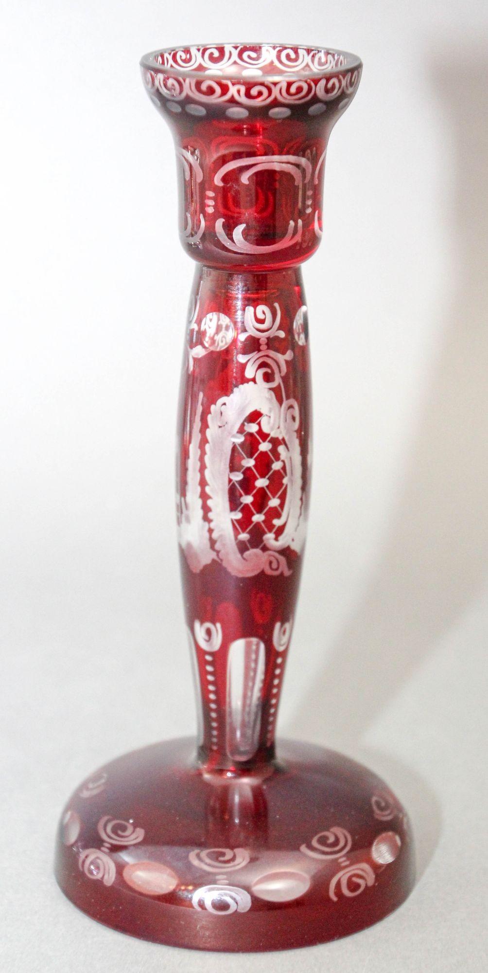 Vintage Egermann Böhmischer Rubinrot geschliffener Vogel und Schloss geätzter Kunstglas-Kerzenleuchter.
Bohemian Cut to Clear Crystal Glass Ruby Candlestick circa 1960er Jahre geätzt.
Hergestellt in der Tschechoslowakei.
CIRCA. 1960.
Abmessungen: 8