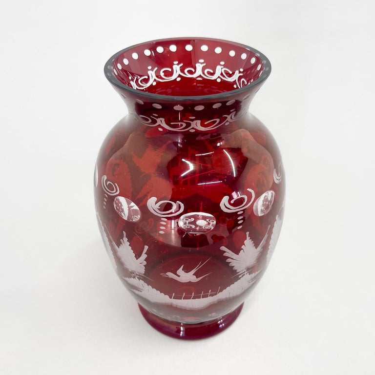 Egermann Rubinrote Vase aus handgeschliffenem Glas, Tschechoslowakei, 1940er Jahre im Angebot bei 1stDibs Deutschland