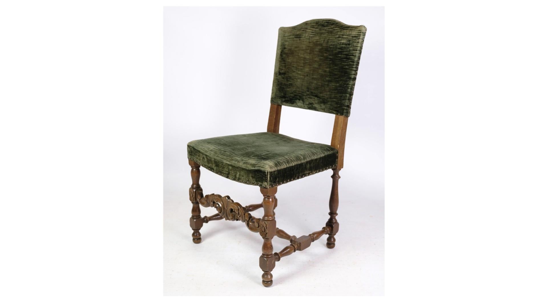 
Die beiden Eichenstühle im Renaissancestil, die mit grünem Veloursstoff aus den 1930er Jahren bezogen sind, sind exquisite Beispiele für zeitlos schöne Vintage-Möbel. Diese Stühle weisen ein klassisches Renaissance-Design auf, das sich durch