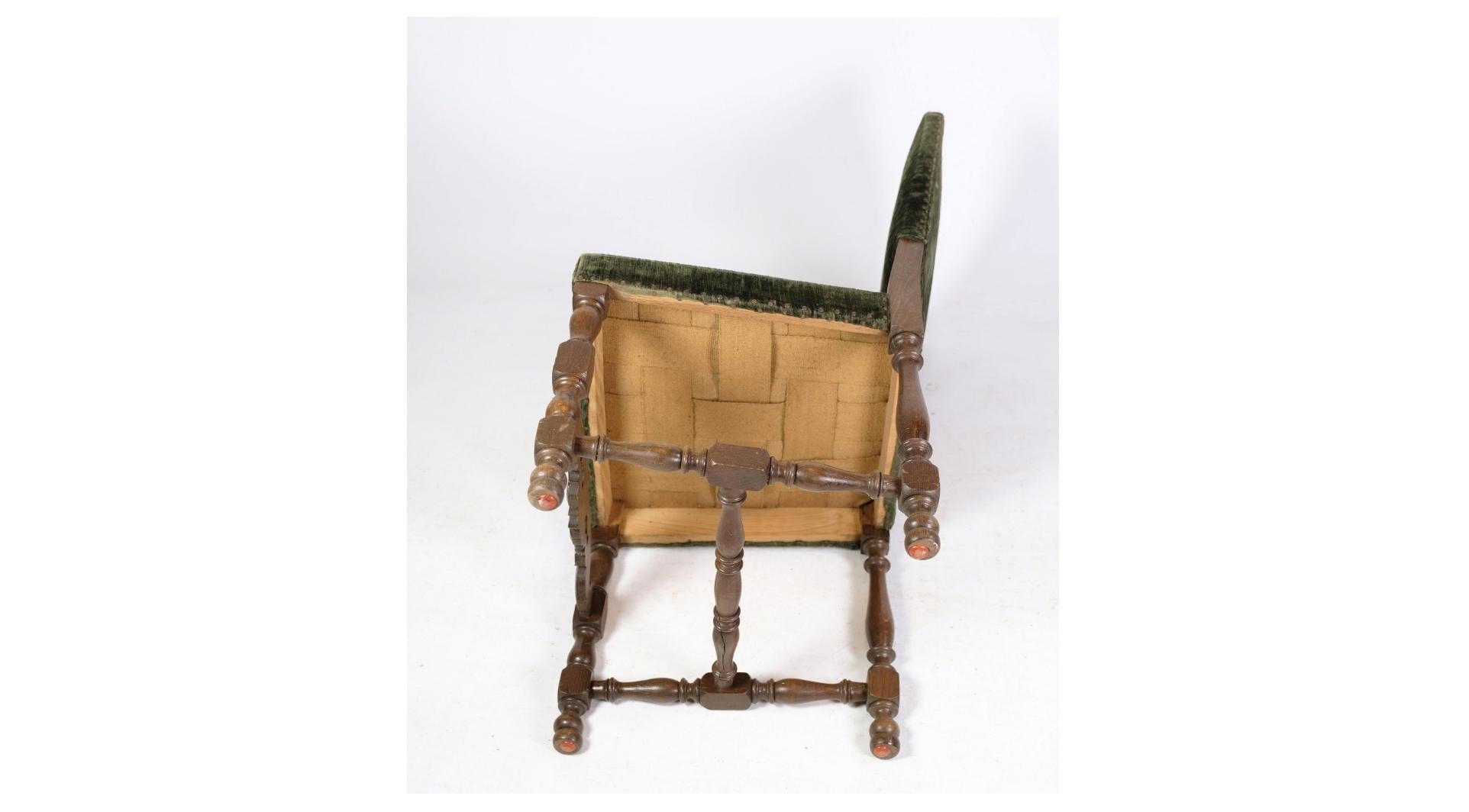 Chaises de style Renaissance en chêne avec tissu vert des années 1930 en vente 1