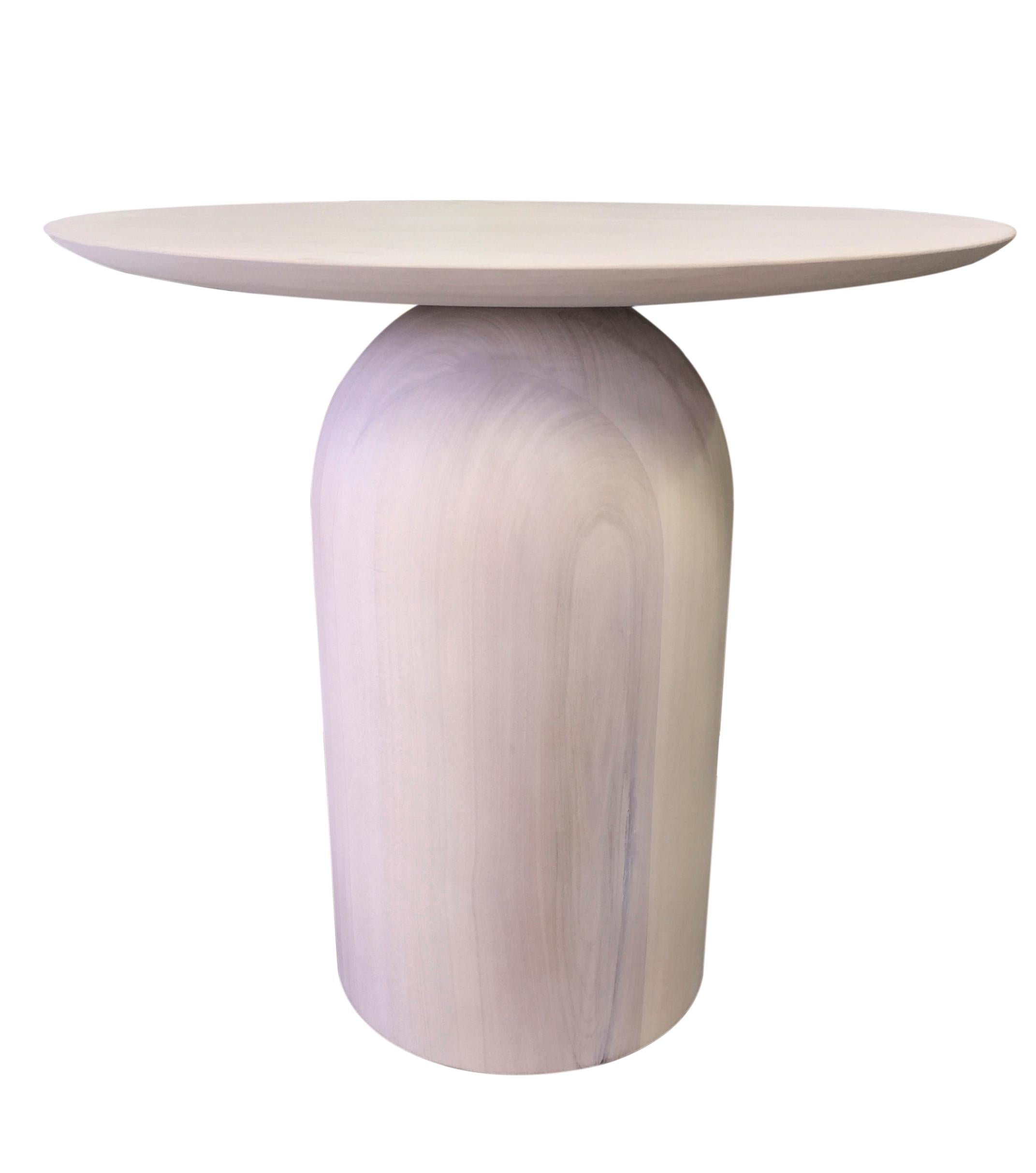 Dieser originelle skulpturale EGG-Beistelltisch mit runder Platte aus Massivholz ist ein raffiniertes Beispiel für handwerkliches, organisches Design des 21. Seine minimale Form, die an die Skulpturen von Brancusi und Arp erinnert, passt sowohl in
