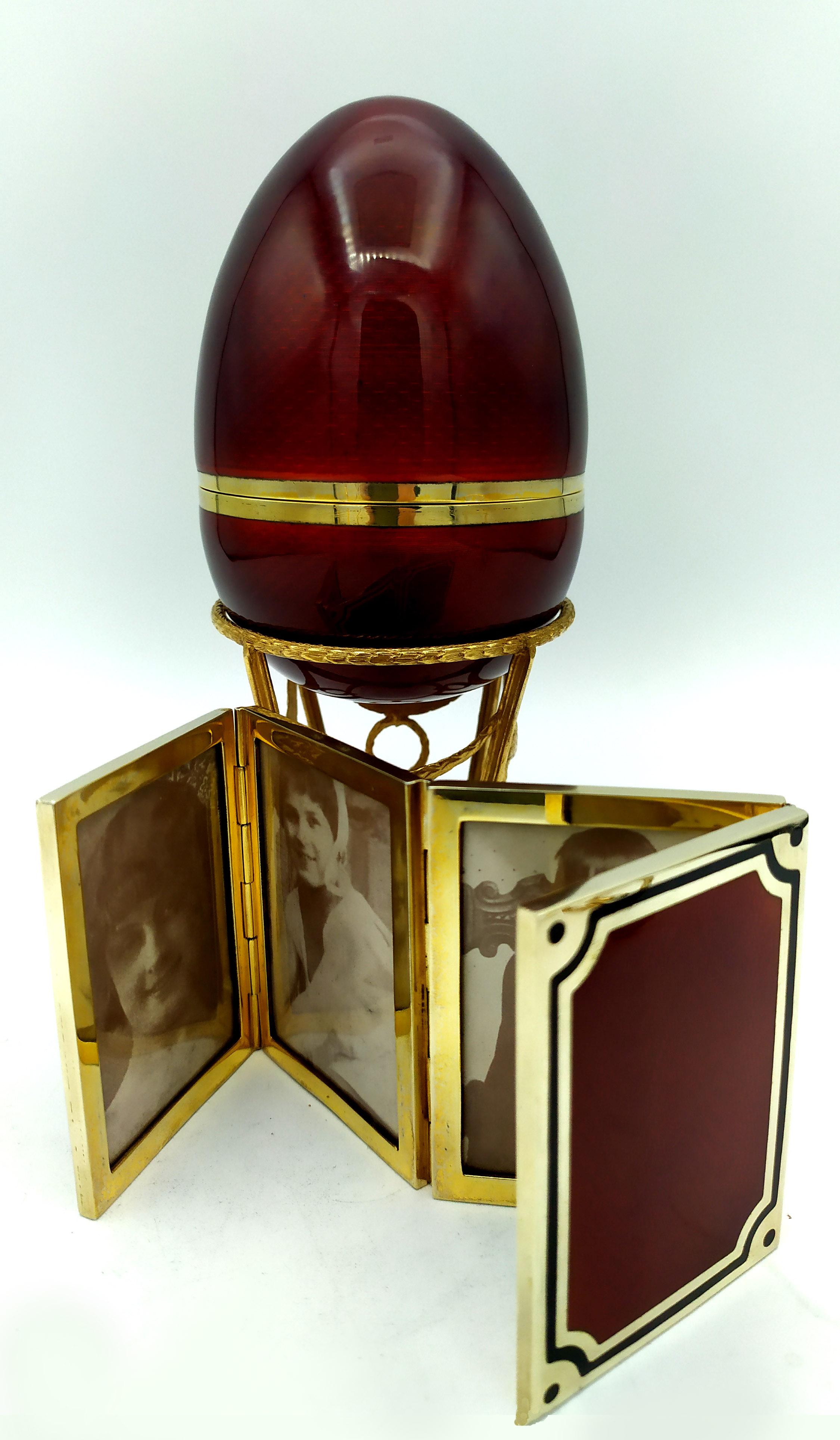 Empire Egg 4 Picture frames in Dark Red enamel with tripod Sterling Silver Salimbeni  For Sale