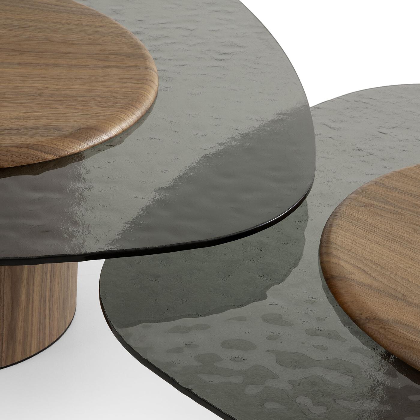 italien Table basse Egg Alto avec base et plateau en noyer Canaletto + verre par Morica Designs en vente