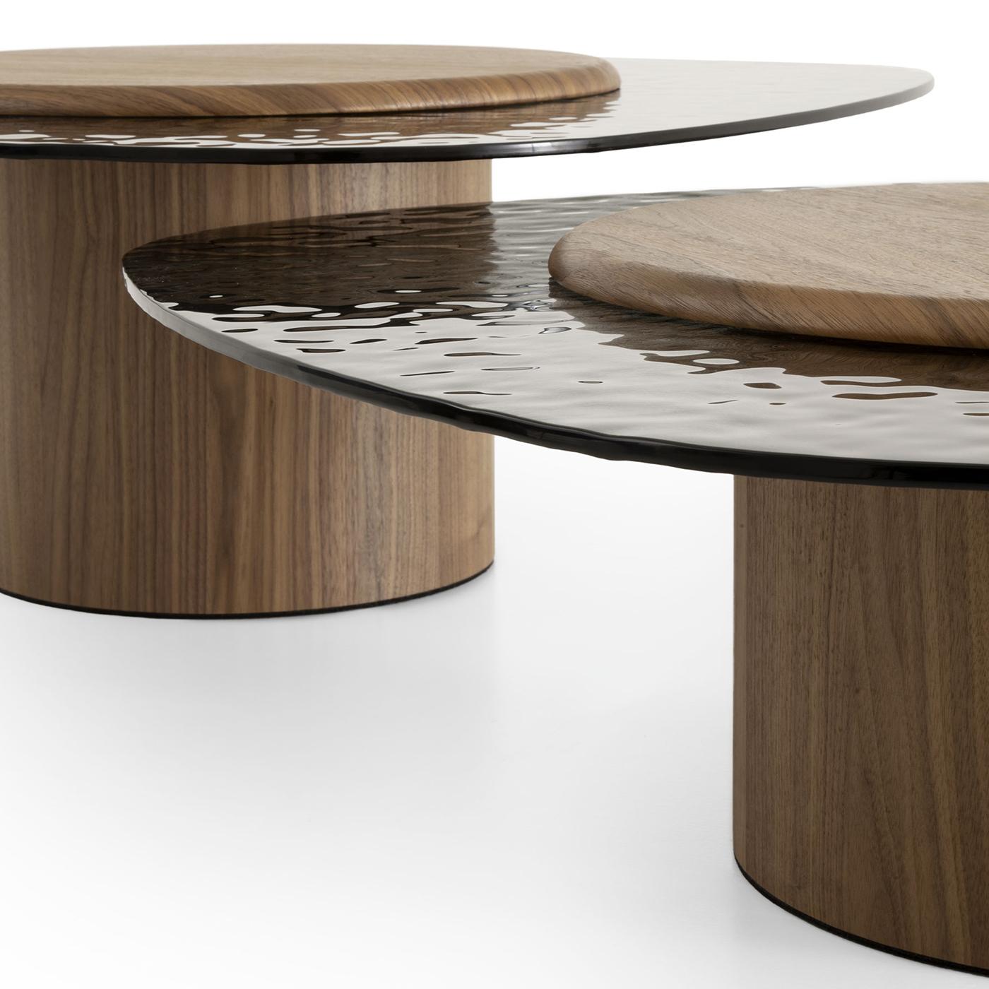 Table basse Egg Alto avec base et plateau en noyer Canaletto + verre par Morica Designs Neuf - En vente à Milan, IT