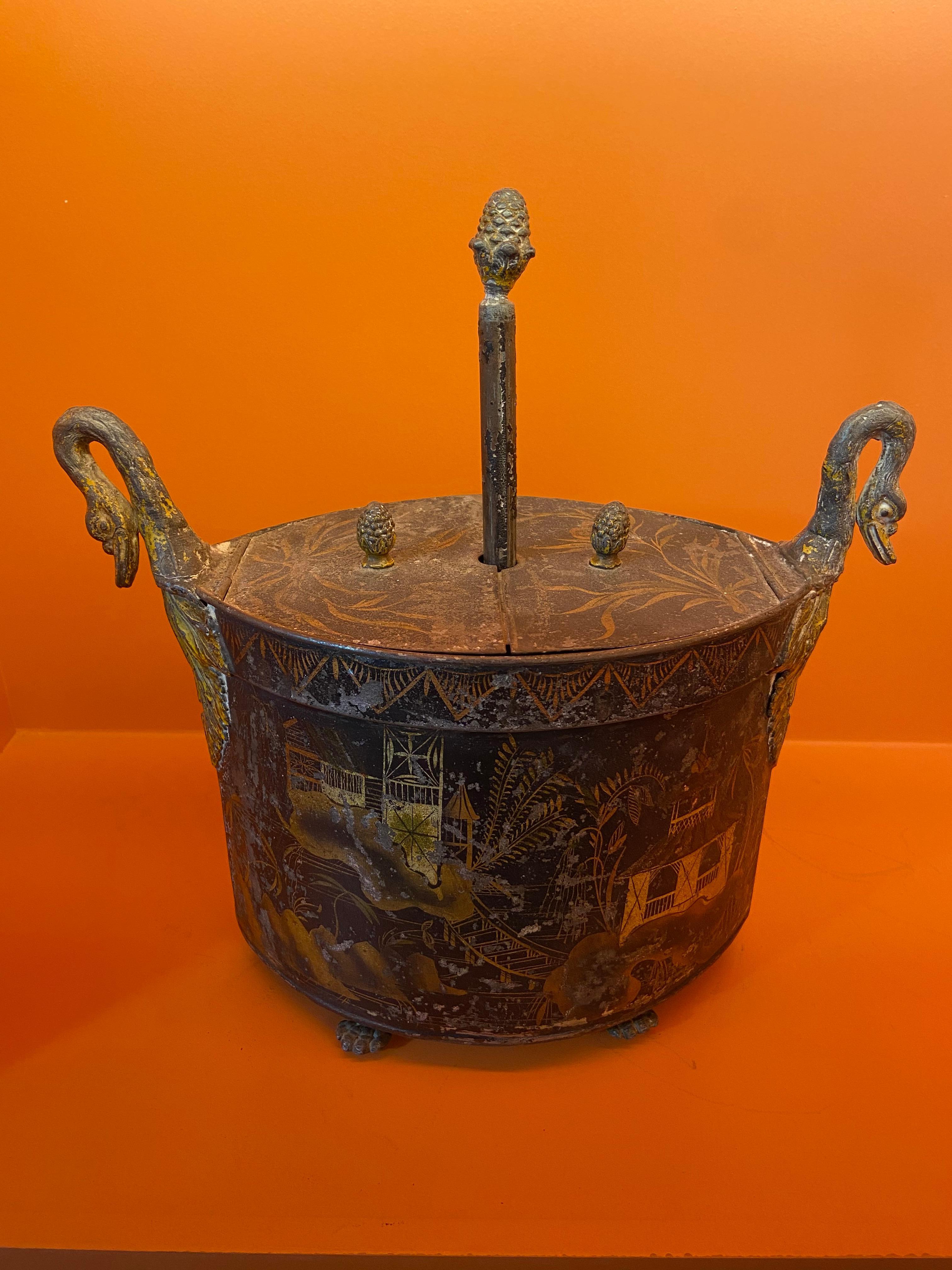 Cette belle et rare boîte à œufs est fabriquée en tôle laquée avec un décor chinois. Il s'agit d'un ouvrage français. Période exécutive - 19e siècle.