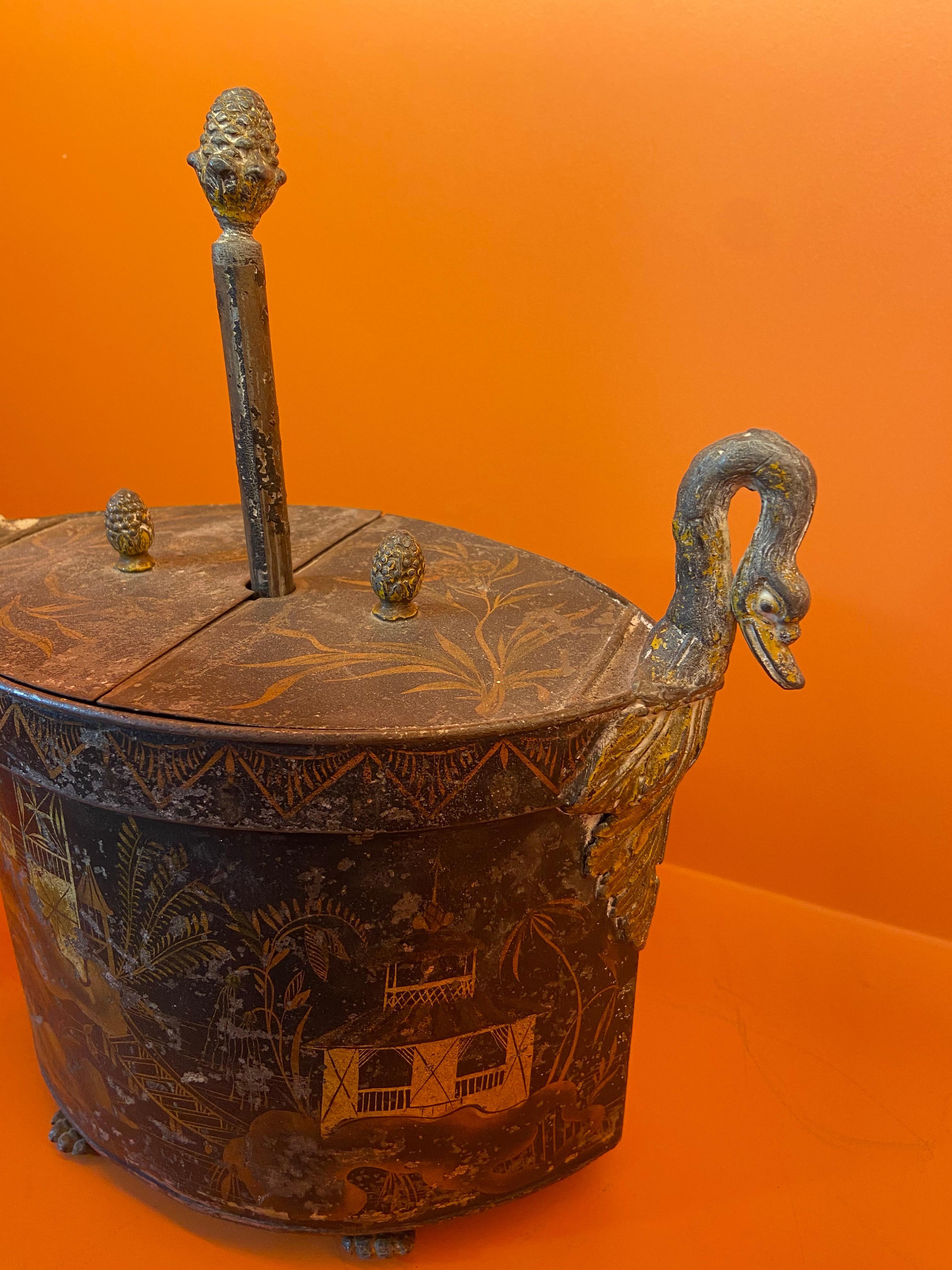 Empire Boîte à œuf en métal laqué avec décor chinois, œuvre française, 19e siècle en vente