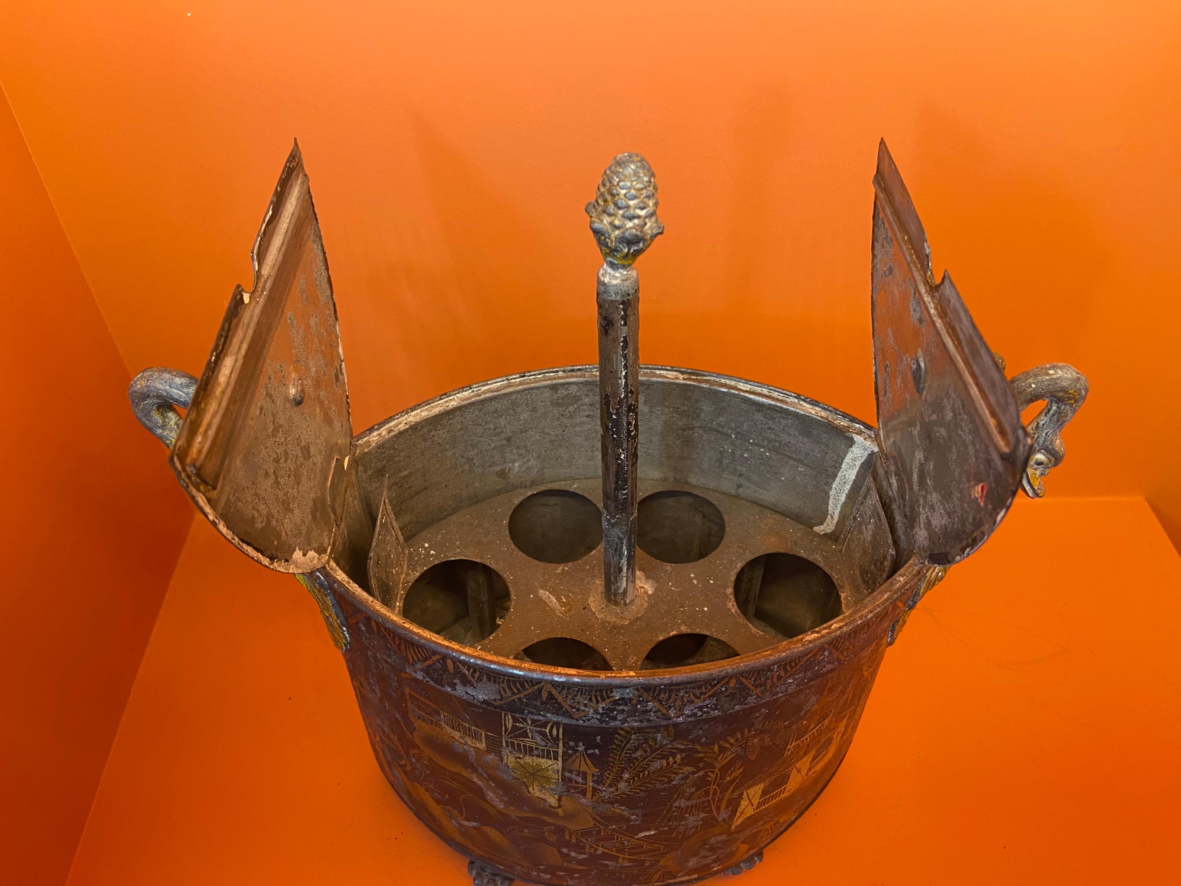 Français Boîte à œuf en métal laqué avec décor chinois, œuvre française, 19e siècle en vente