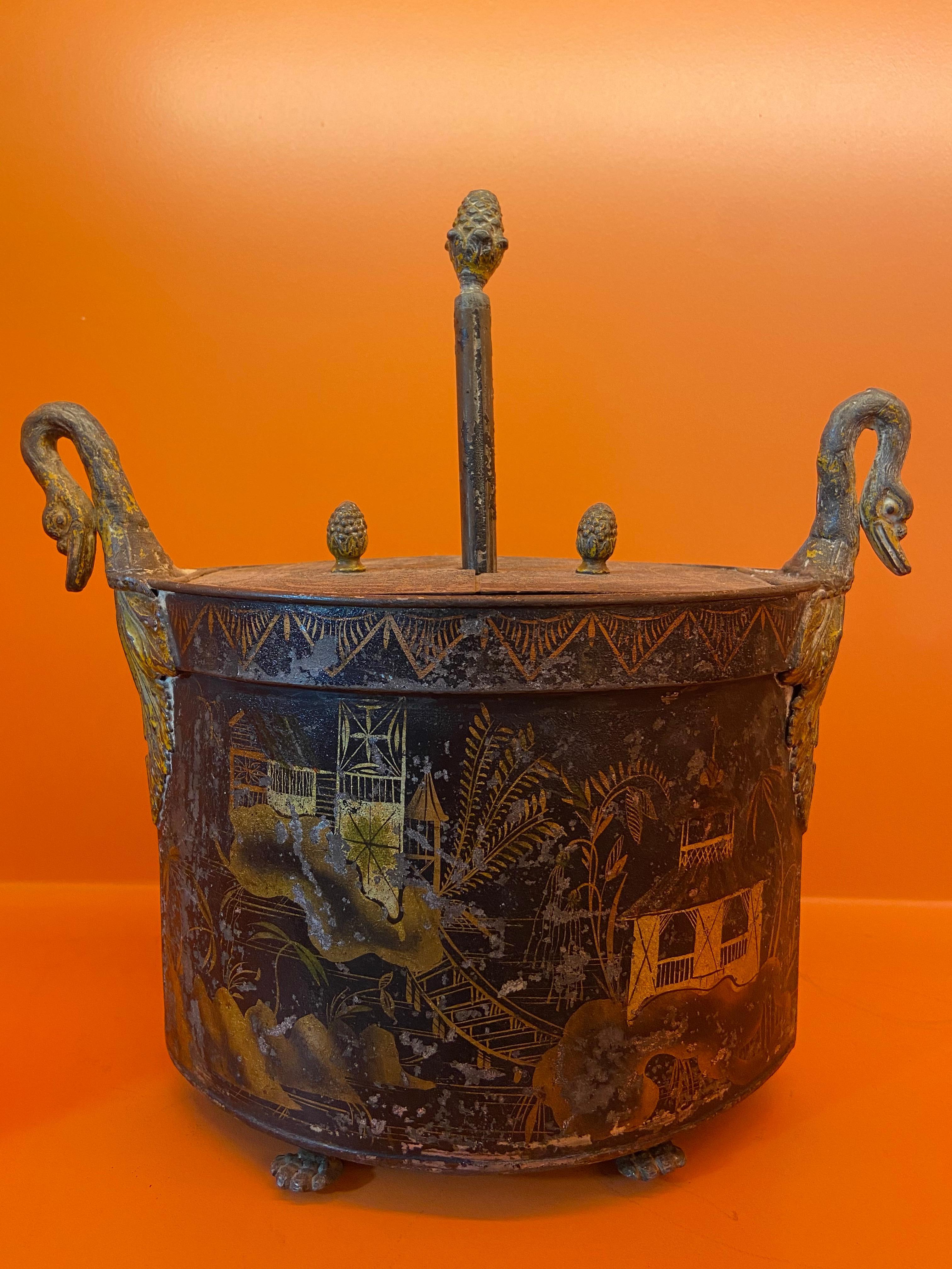 Boîte à œuf en métal laqué avec décor chinois, œuvre française, 19e siècle Bon état - En vente à Marcq-en-Barœul, Hauts-de-France