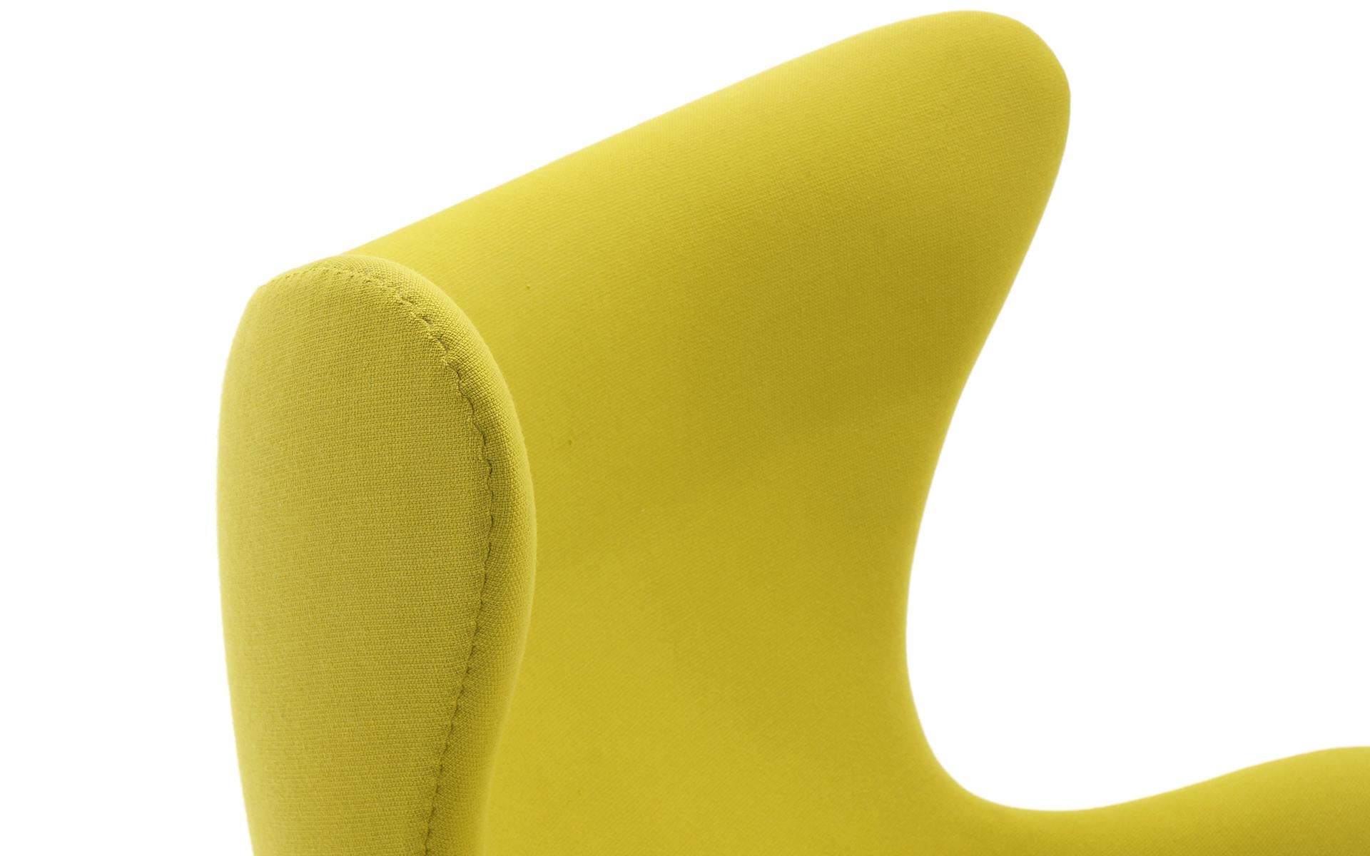 Mid-Century Modern Egg Chair and Ottoman by Arne Jacobsen for Fritz Hansen, Chartreuse, Tilt Swivel