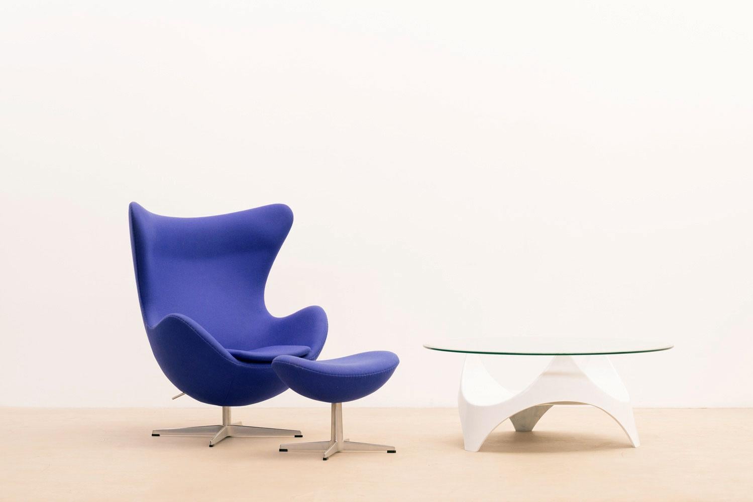 Authentic Egg Sessel von Arne Jacobsen , Teil der Edition 2014 von Fritz Hansen. Dieses skandinavische Meisterwerk, das für sein ikonisches Design und seinen außergewöhnlichen Komfort bekannt ist, kombiniert nahtlos organische Formen mit