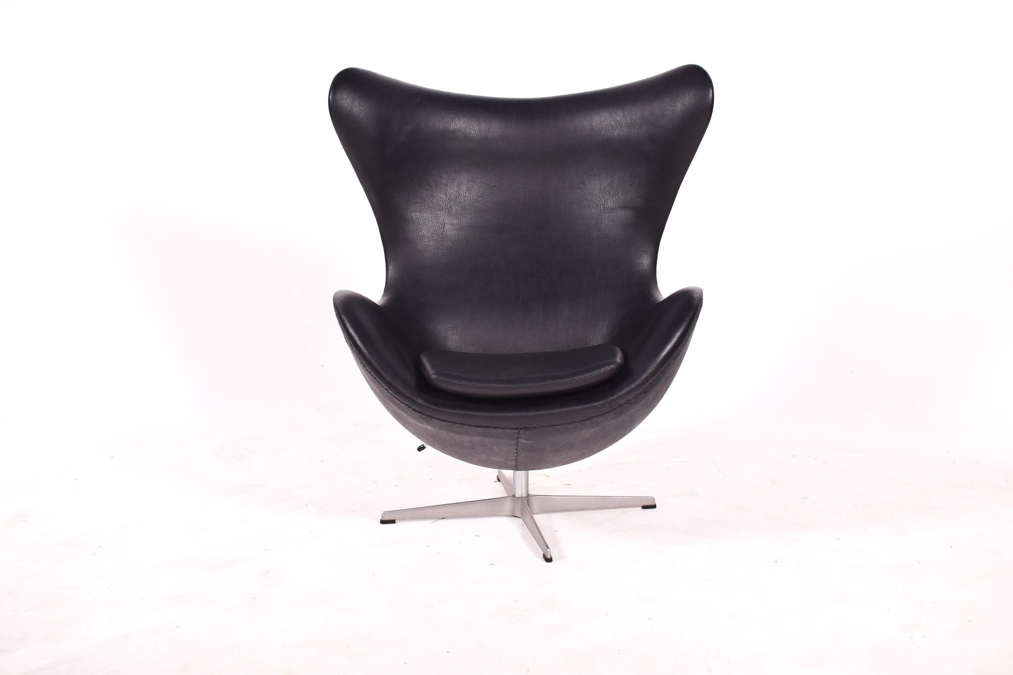 Original and iconic chair, designed by Arne Jacobsen and manufactured by Fritz Hansen. This egg chair features an aluminum frame with new upholstery.